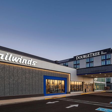 Doubletree By Hilton Madison East Hotel Bagian luar foto