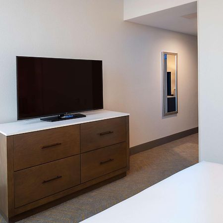 Doubletree By Hilton Madison East Hotel Bagian luar foto