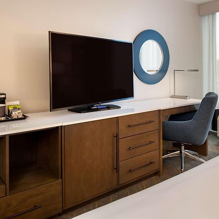 Doubletree By Hilton Madison East Hotel Bagian luar foto