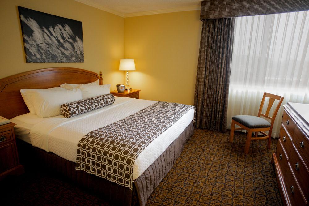 Doubletree By Hilton Madison East Hotel Bagian luar foto