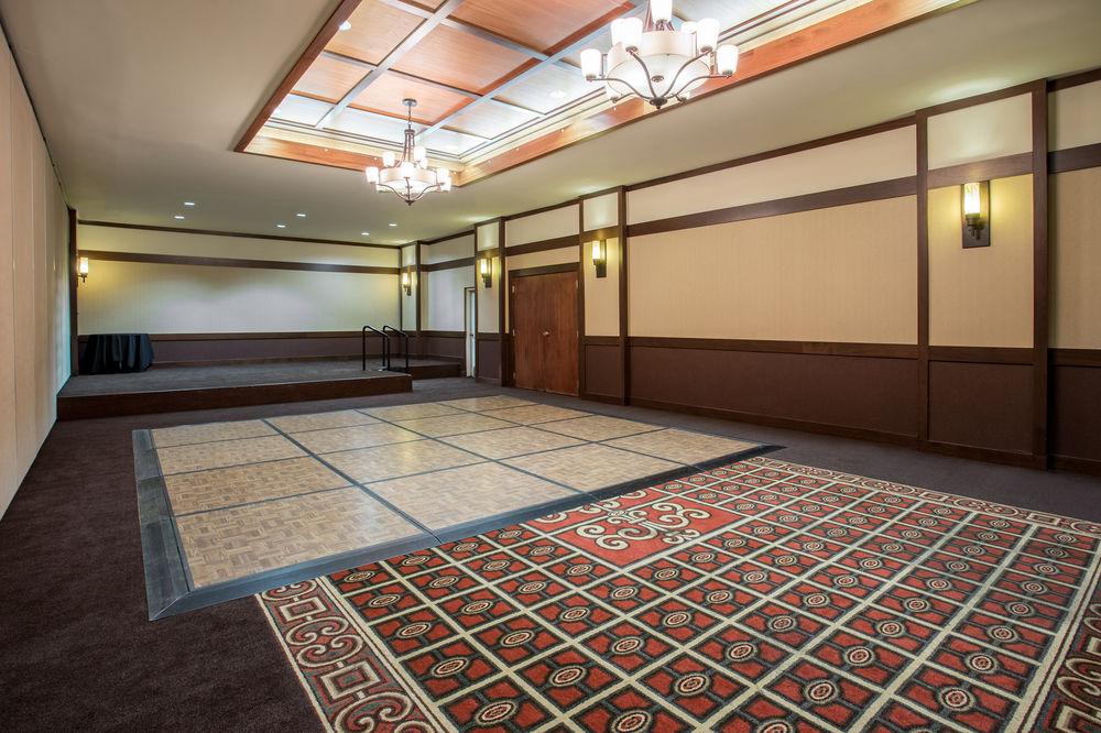 Doubletree By Hilton Madison East Hotel Bagian luar foto