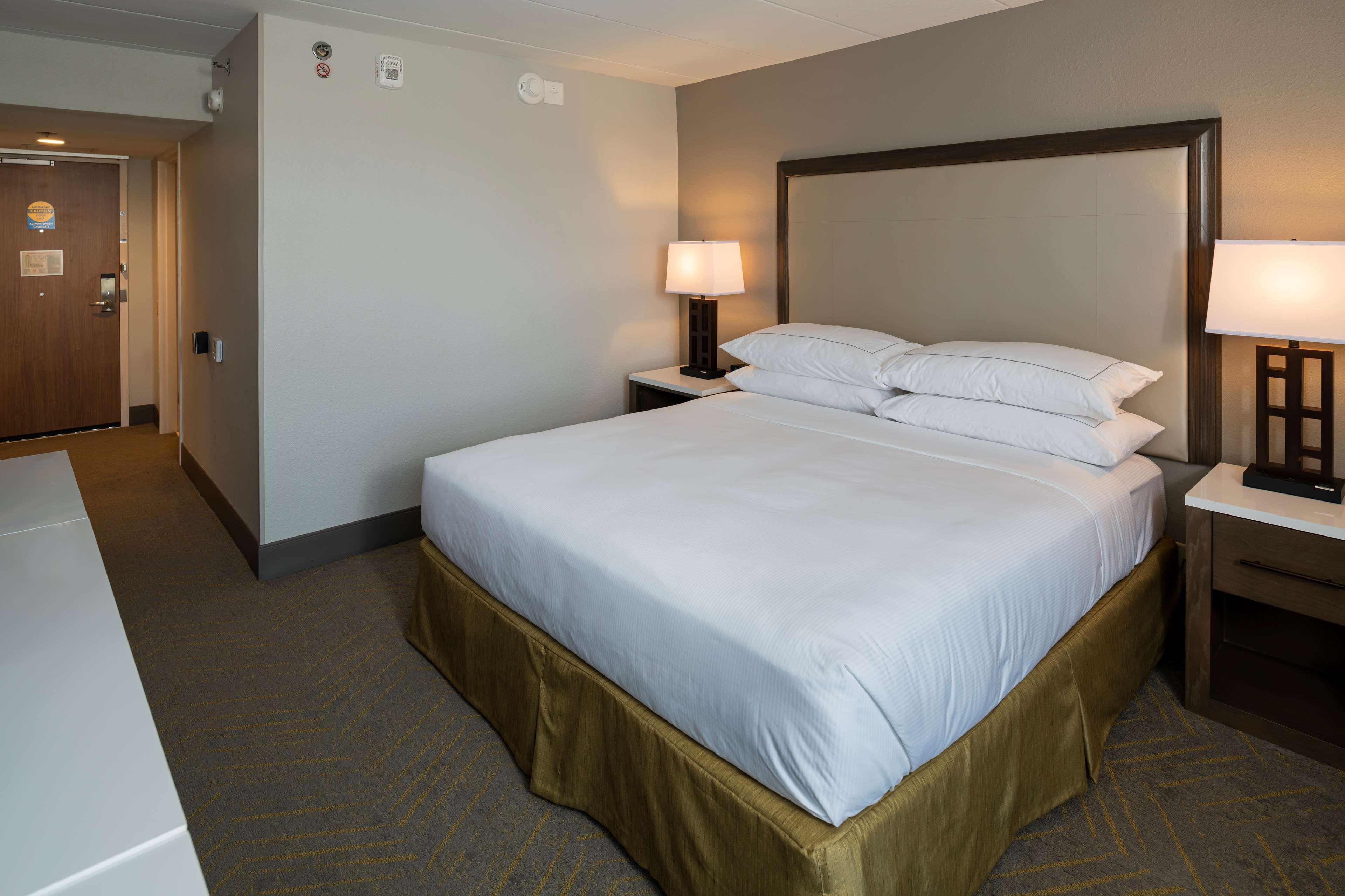 Doubletree By Hilton Madison East Hotel Bagian luar foto