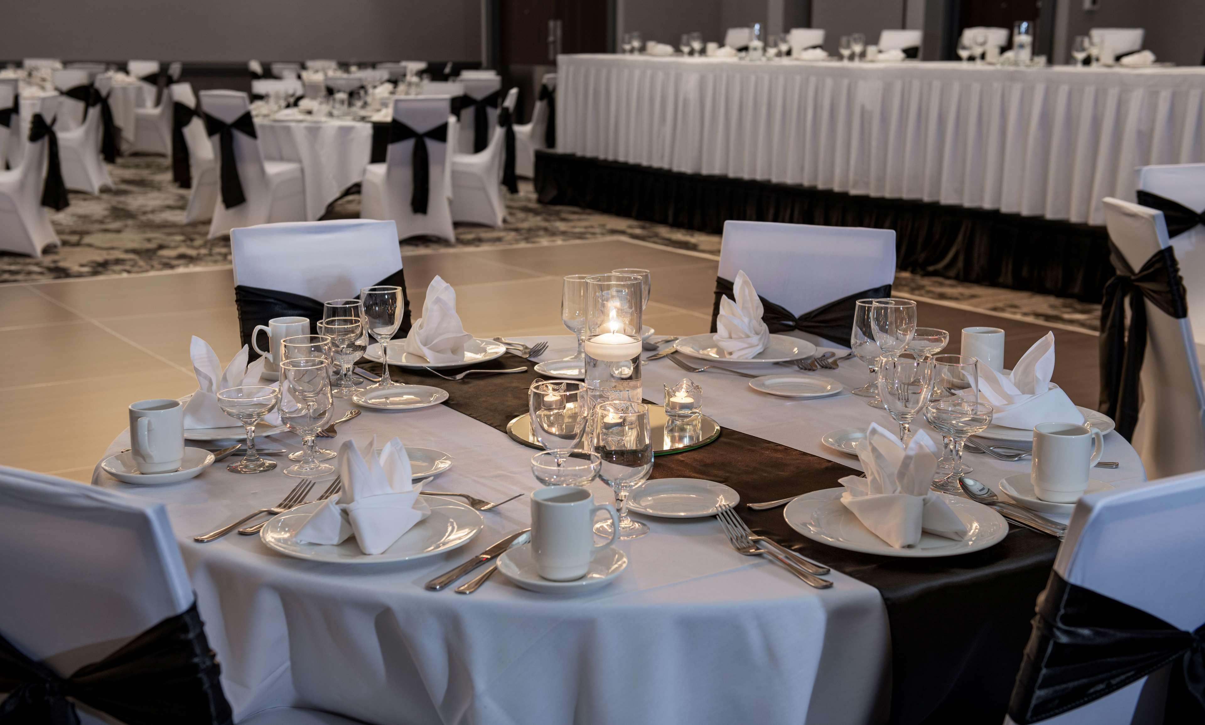 Doubletree By Hilton Madison East Hotel Bagian luar foto