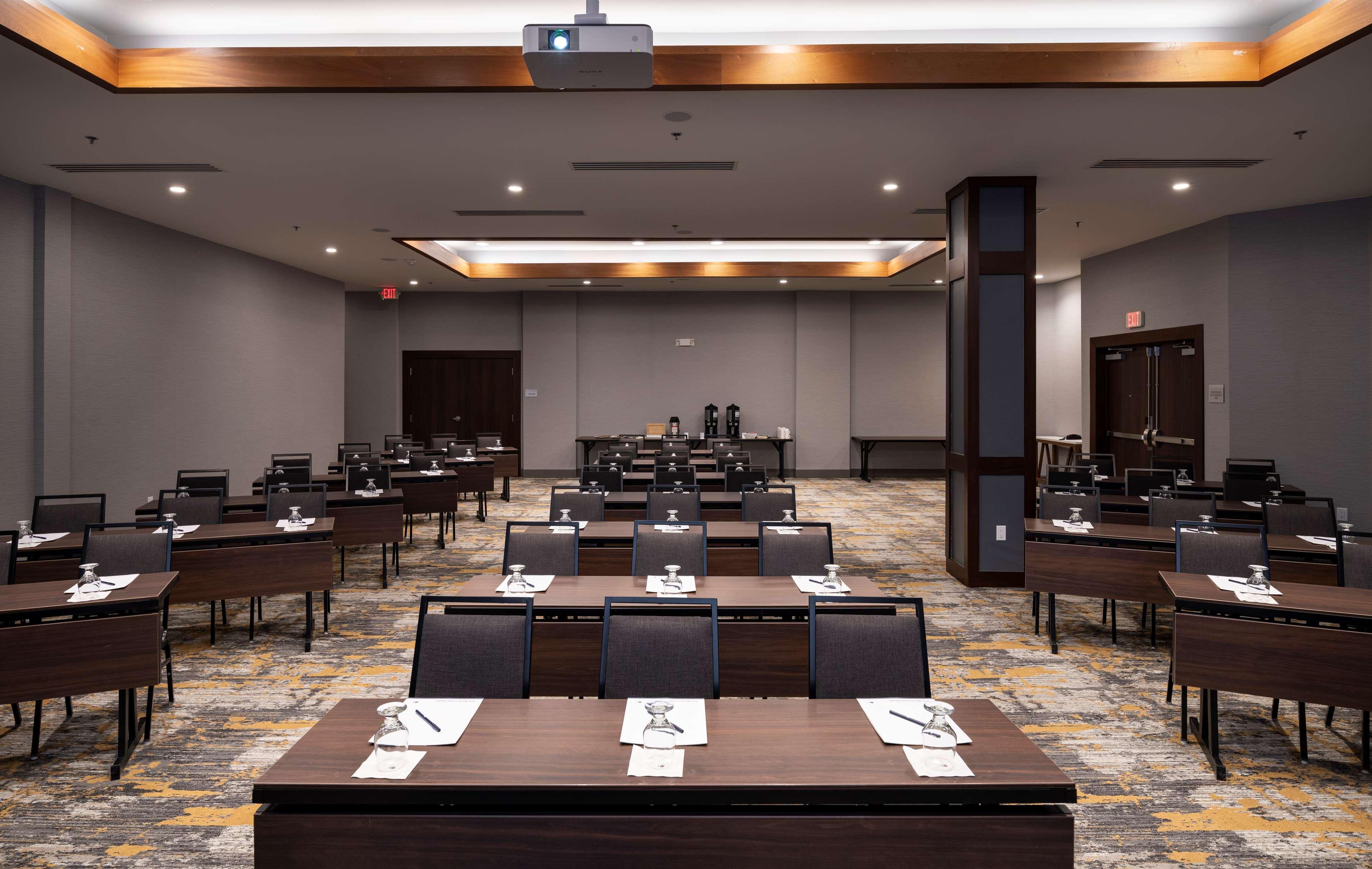 Doubletree By Hilton Madison East Hotel Bagian luar foto