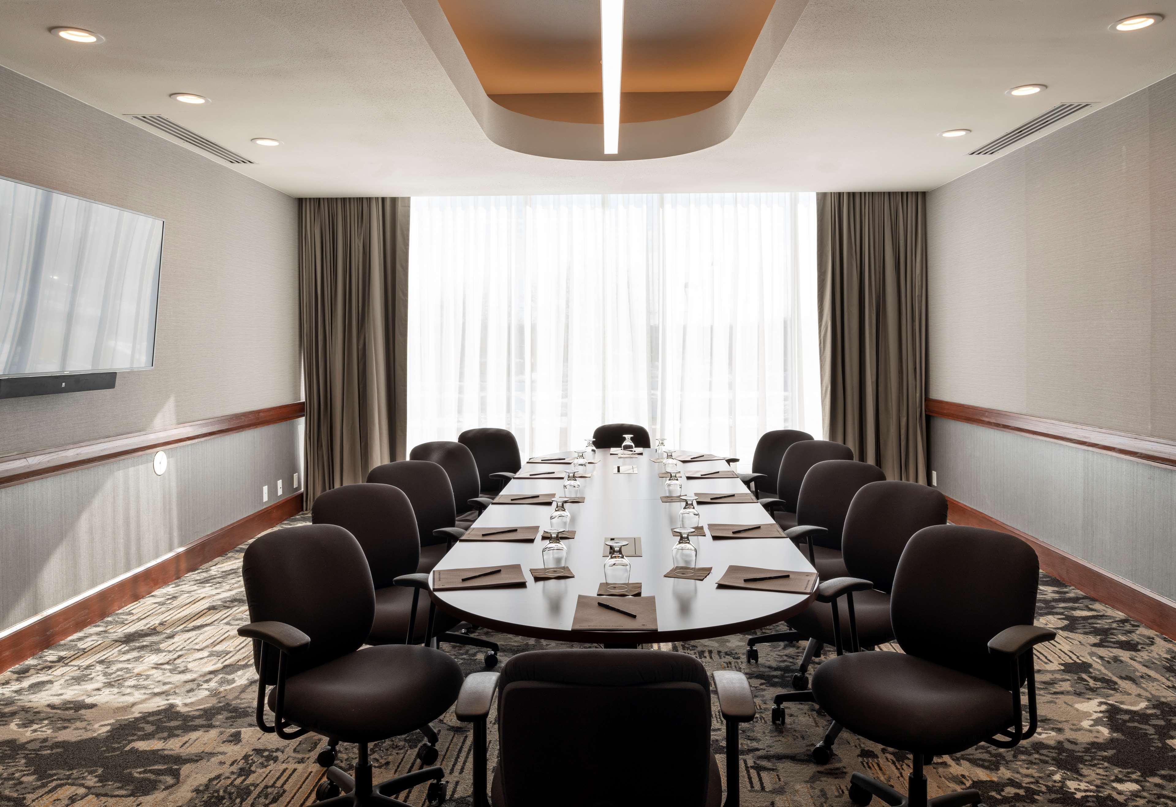 Doubletree By Hilton Madison East Hotel Bagian luar foto