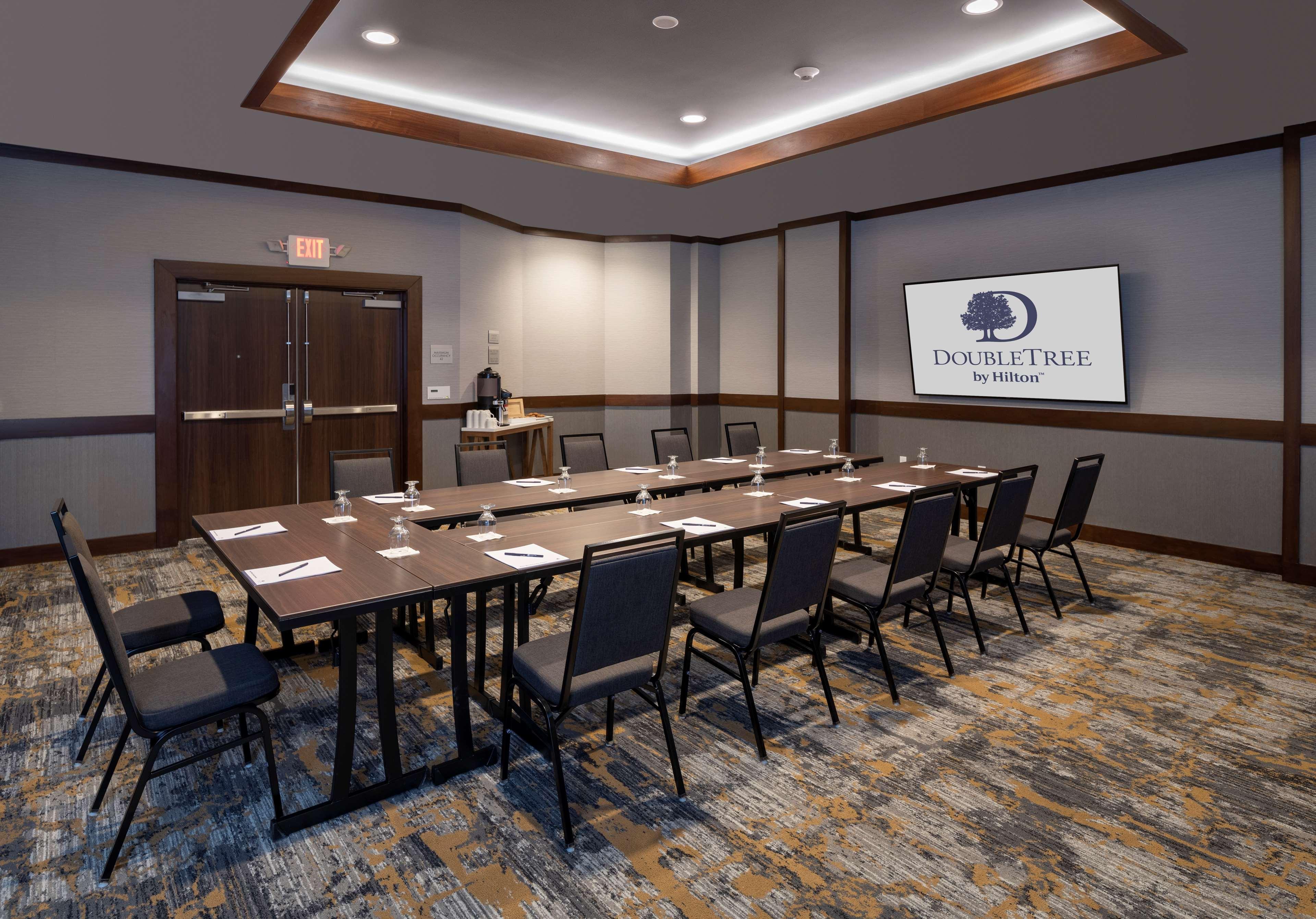 Doubletree By Hilton Madison East Hotel Bagian luar foto