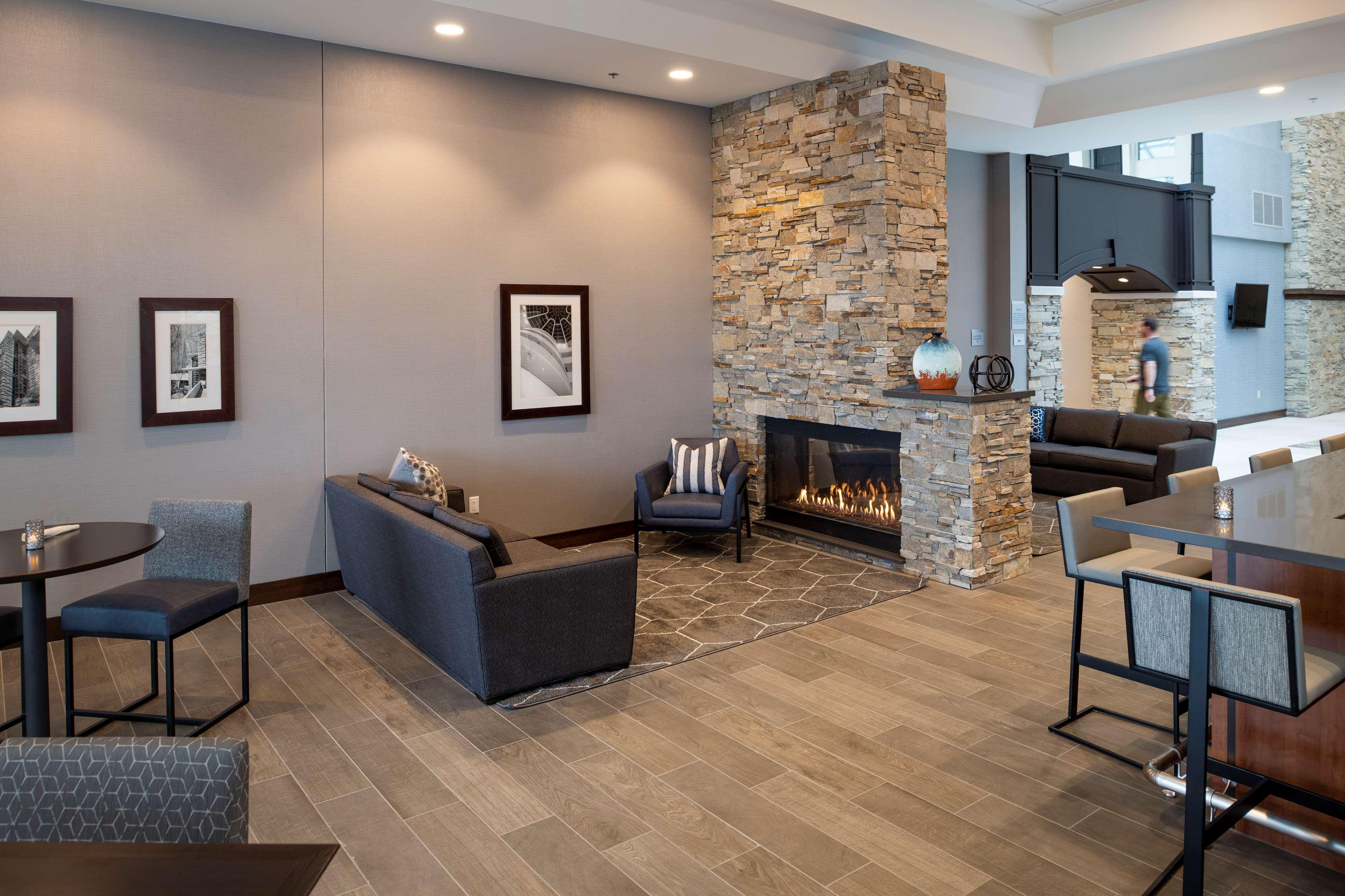 Doubletree By Hilton Madison East Hotel Bagian luar foto