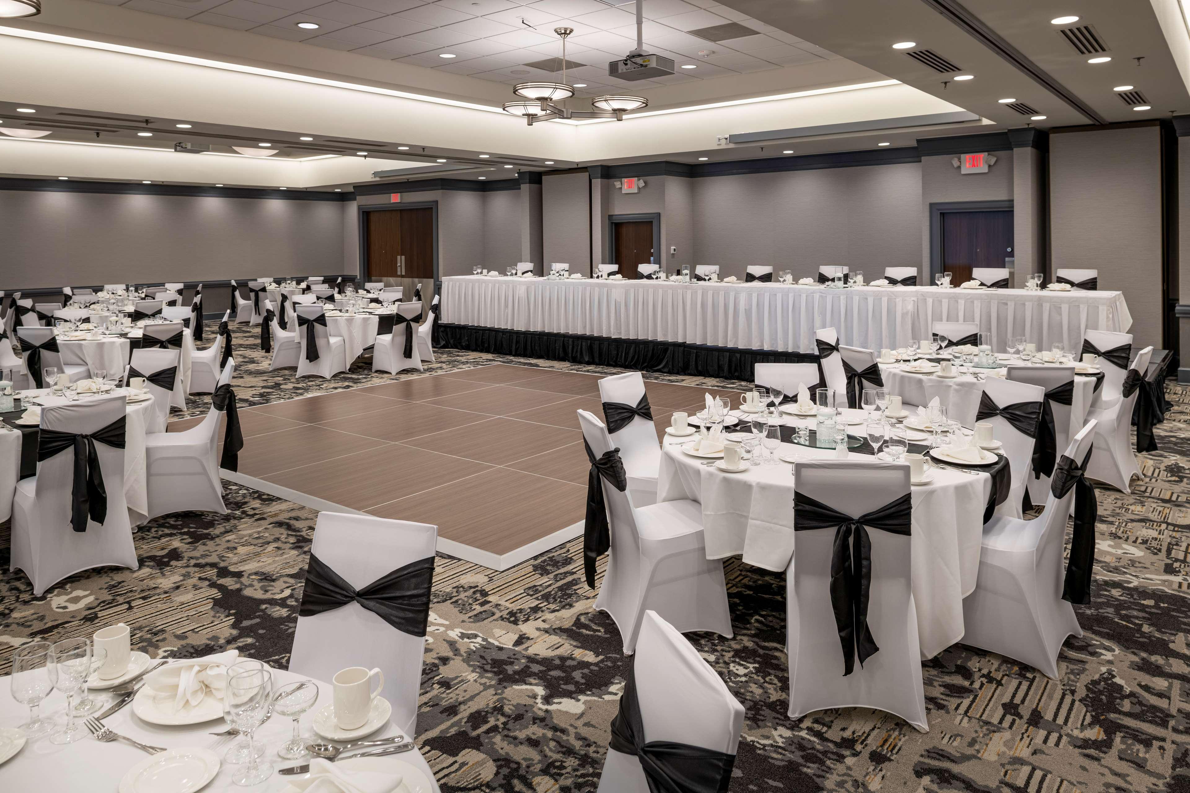 Doubletree By Hilton Madison East Hotel Bagian luar foto