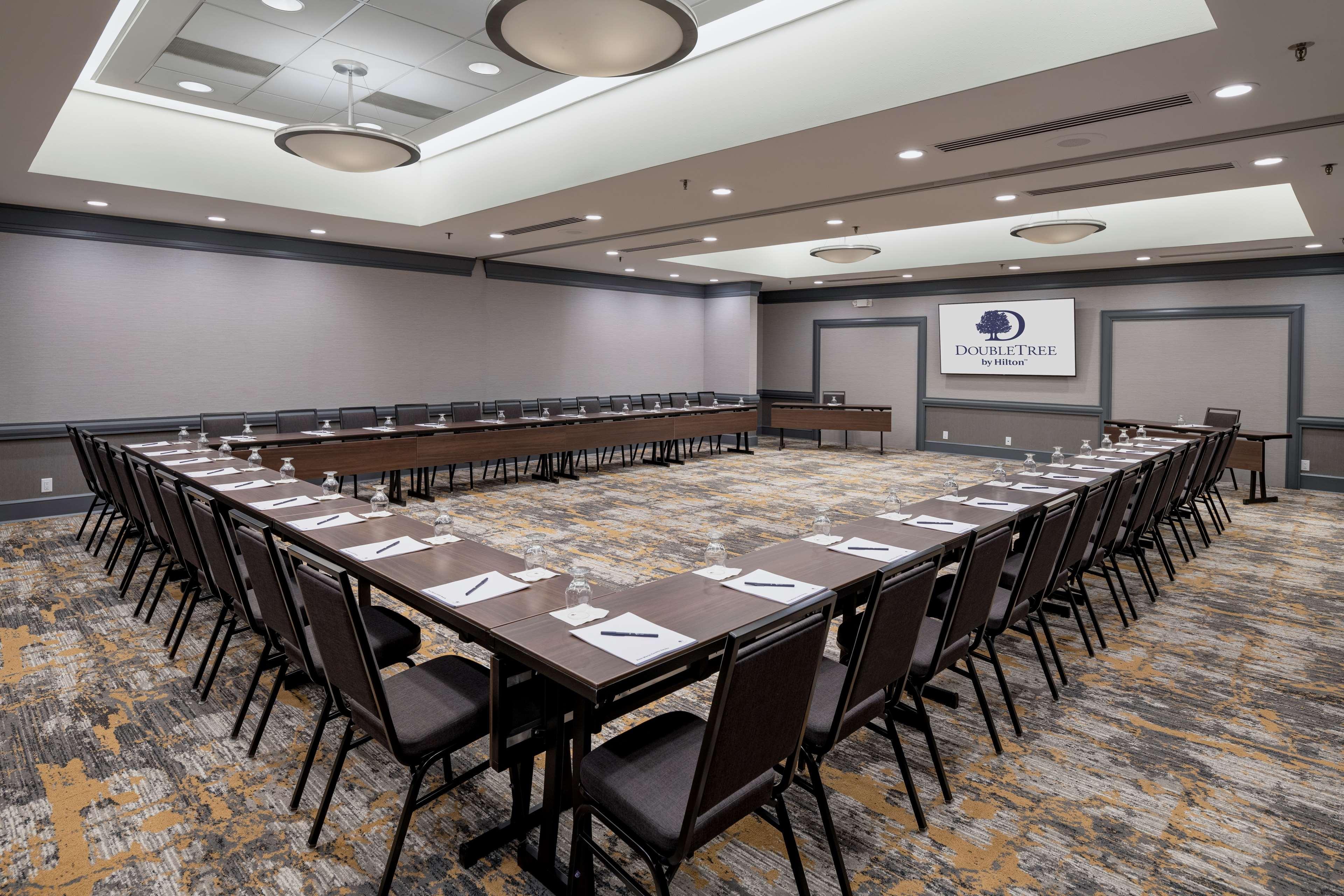Doubletree By Hilton Madison East Hotel Bagian luar foto
