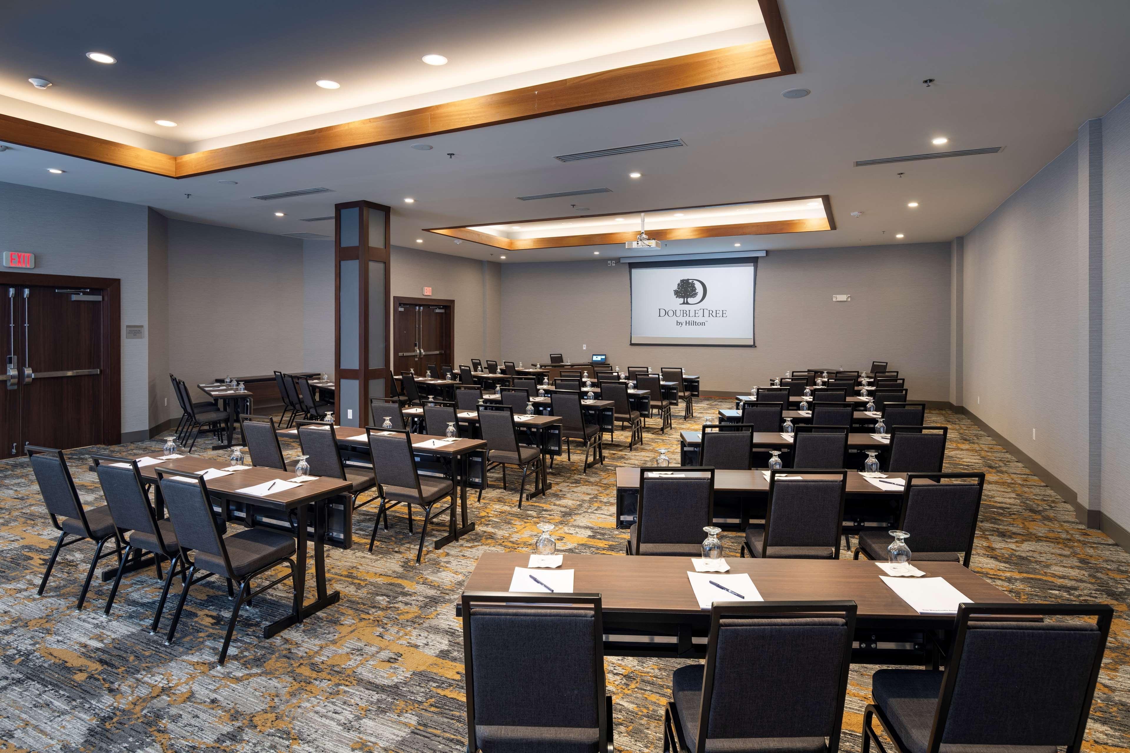 Doubletree By Hilton Madison East Hotel Bagian luar foto