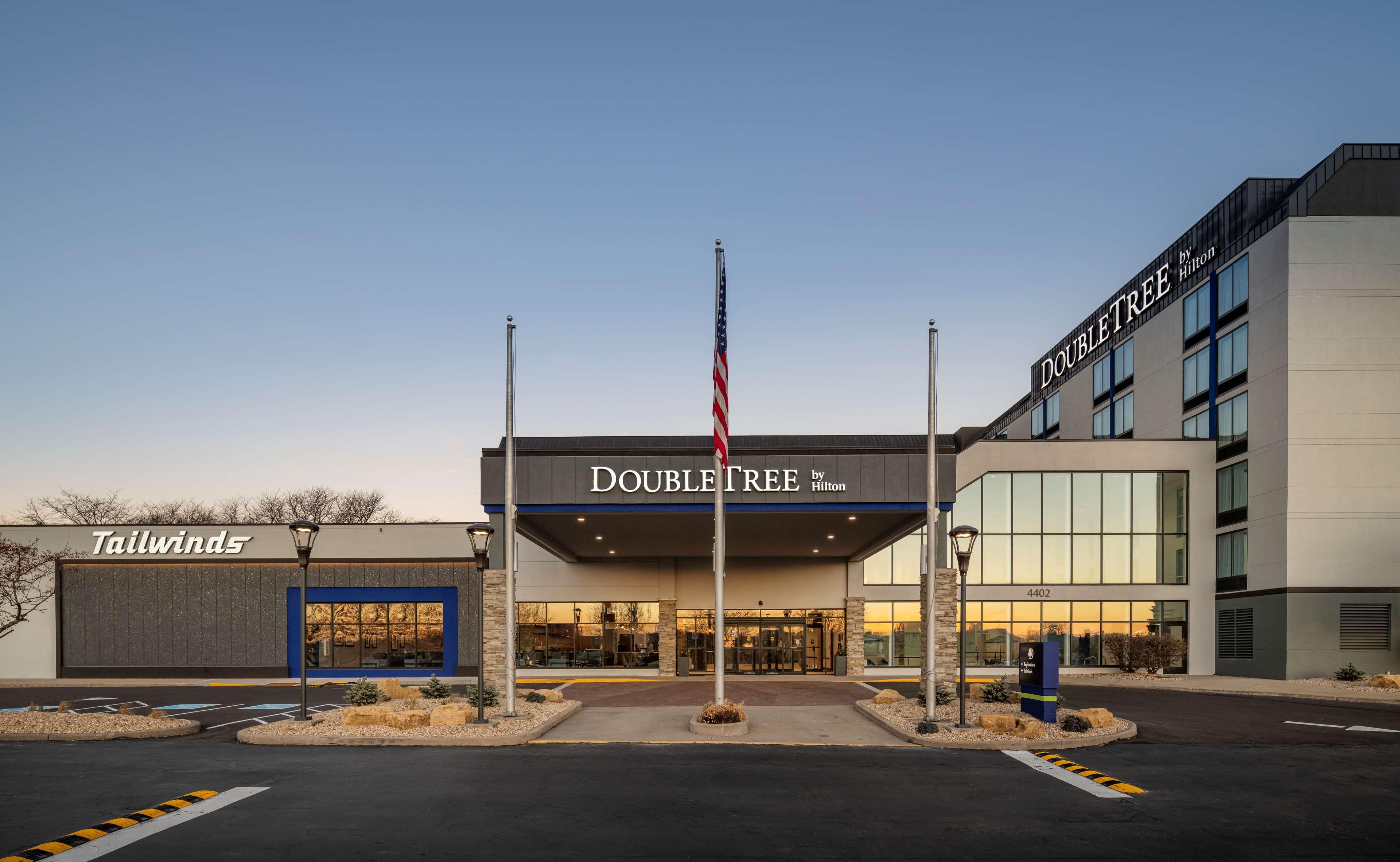 Doubletree By Hilton Madison East Hotel Bagian luar foto