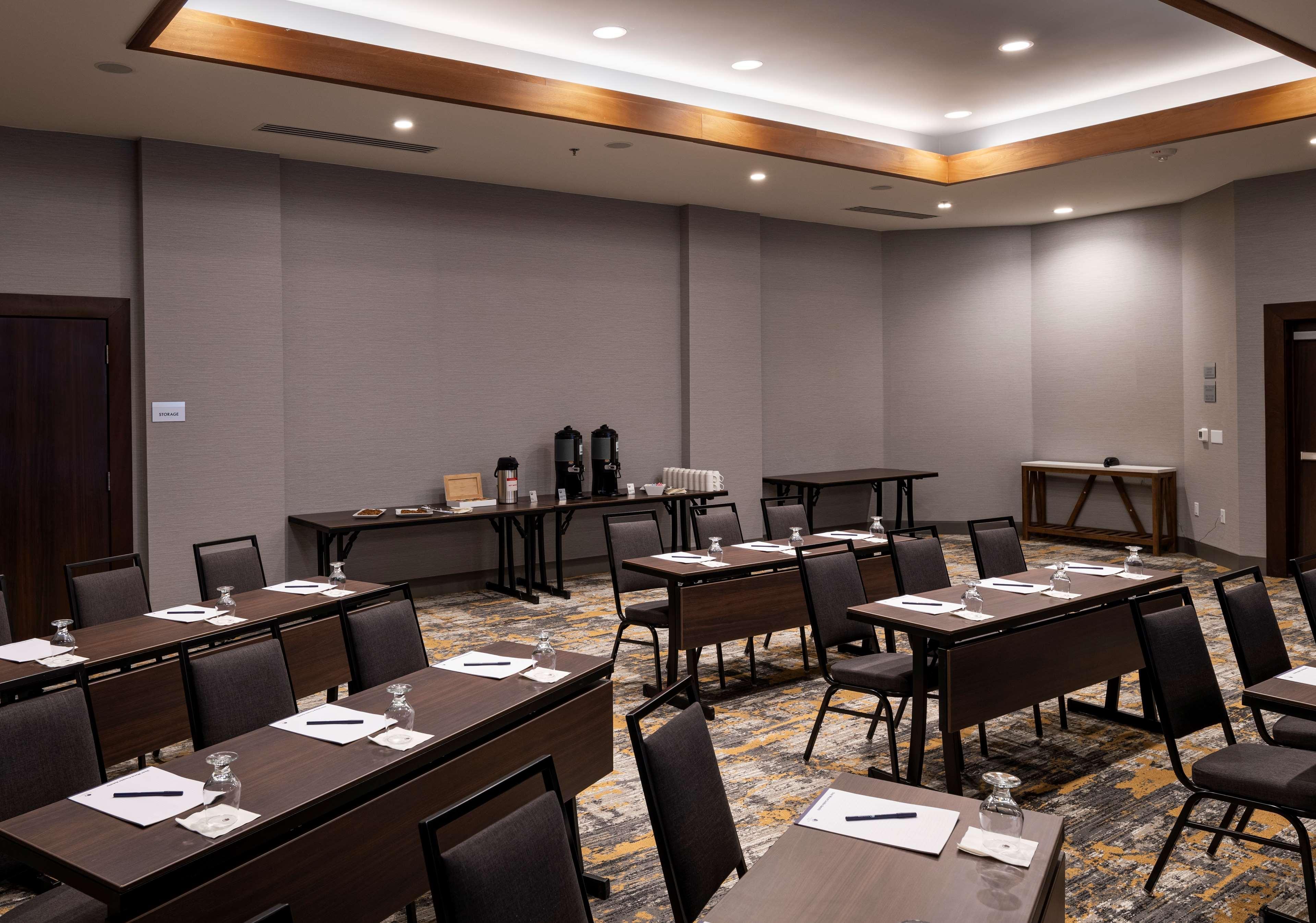 Doubletree By Hilton Madison East Hotel Bagian luar foto