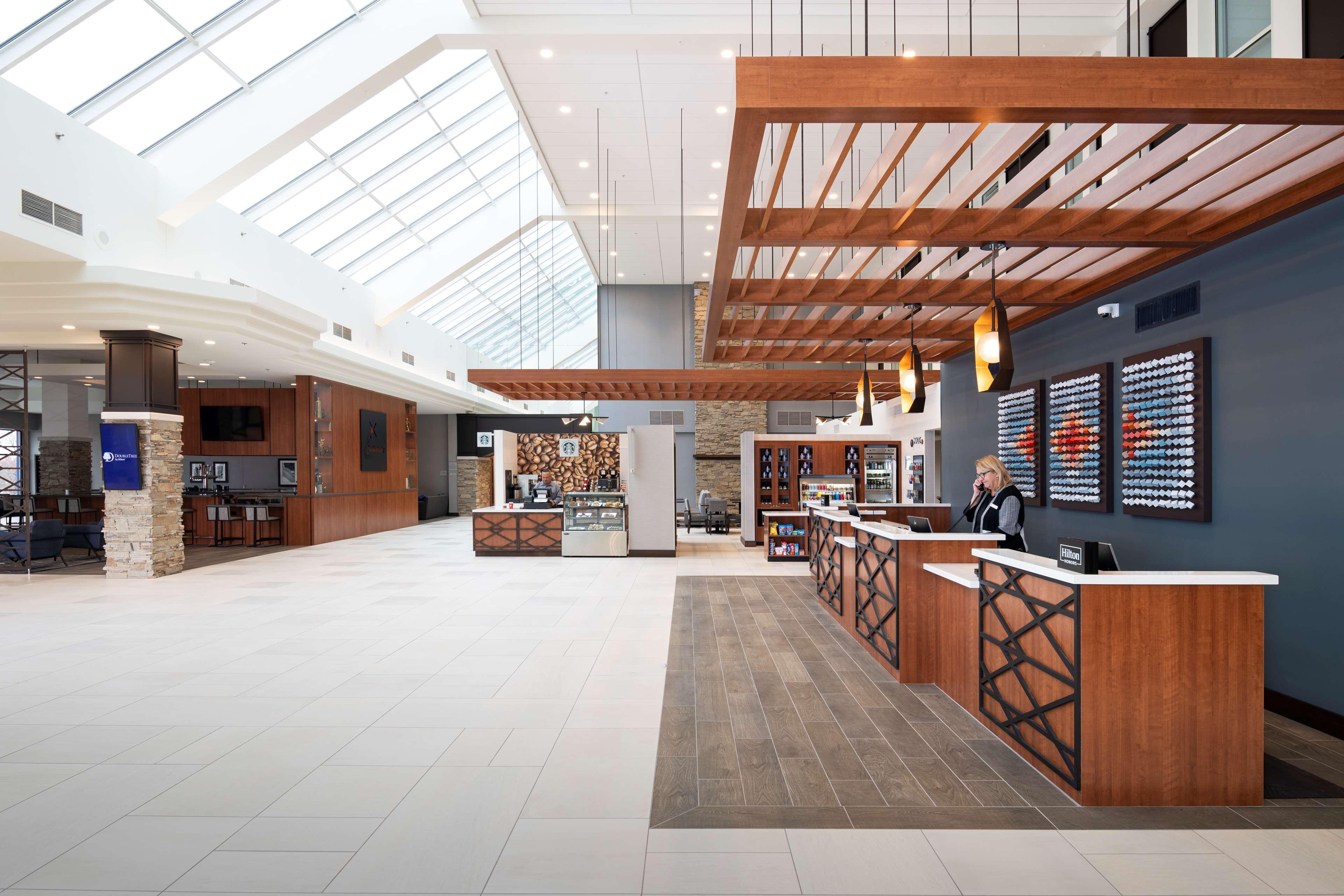 Doubletree By Hilton Madison East Hotel Bagian luar foto