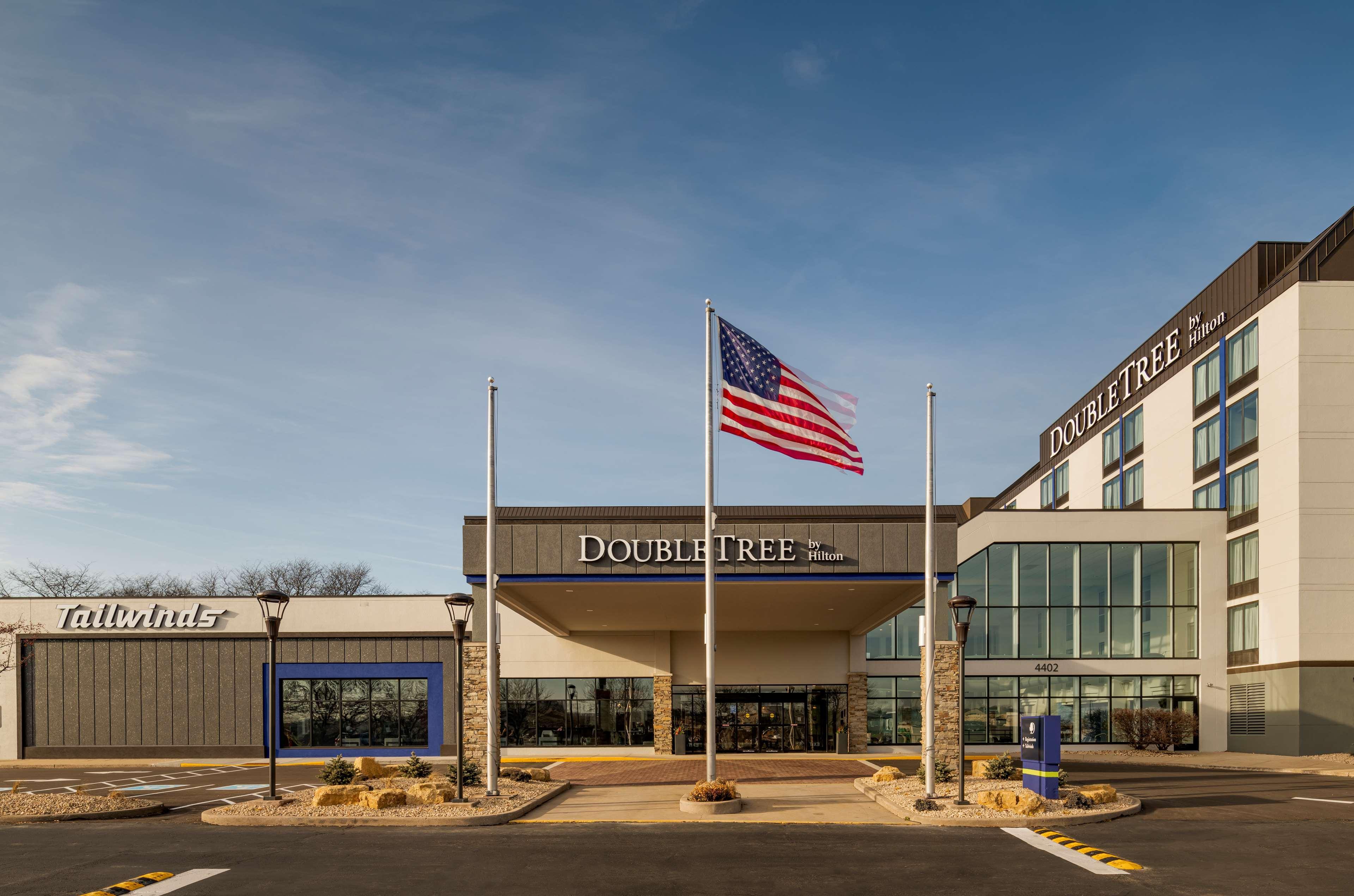 Doubletree By Hilton Madison East Hotel Bagian luar foto