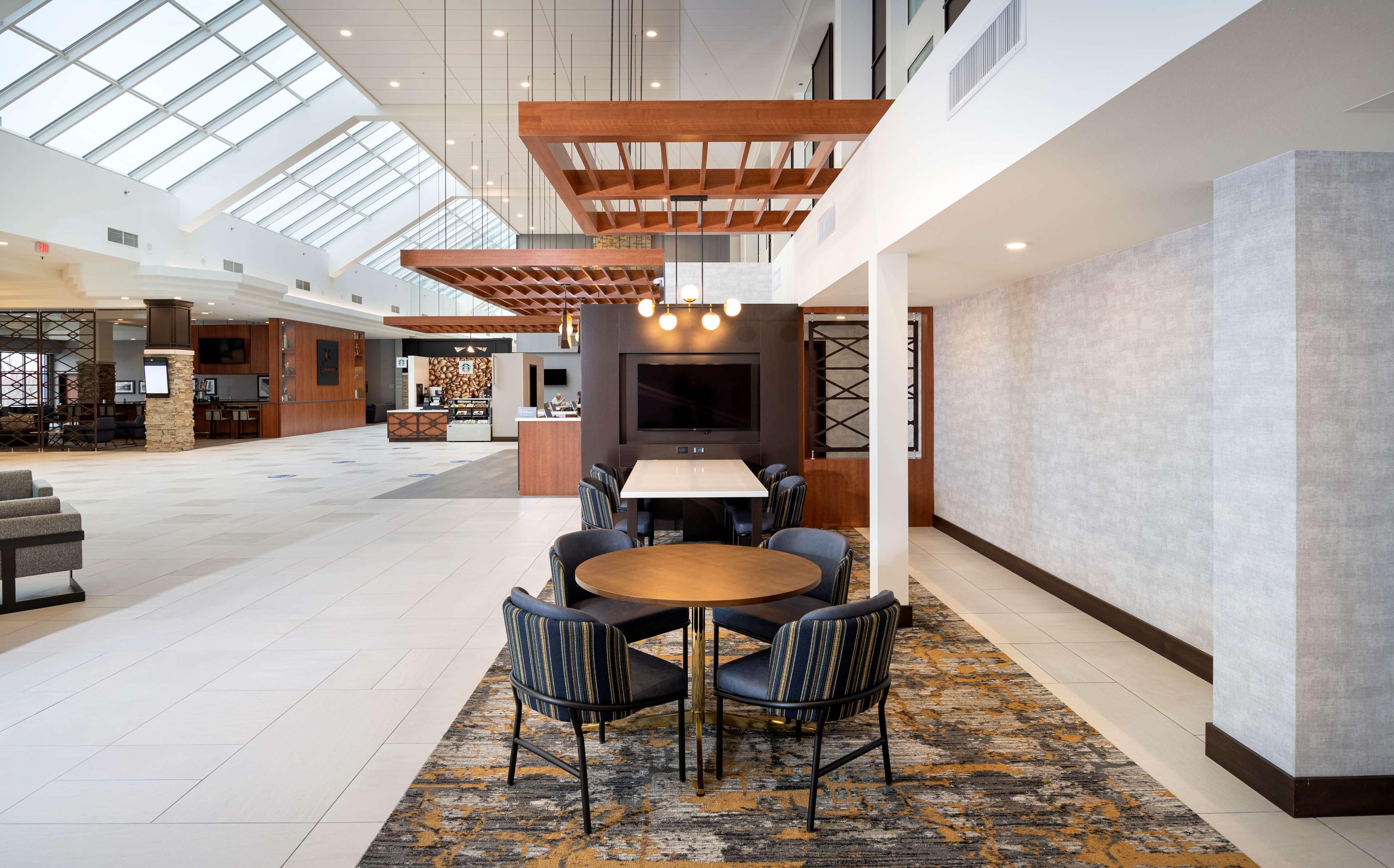 Doubletree By Hilton Madison East Hotel Bagian luar foto