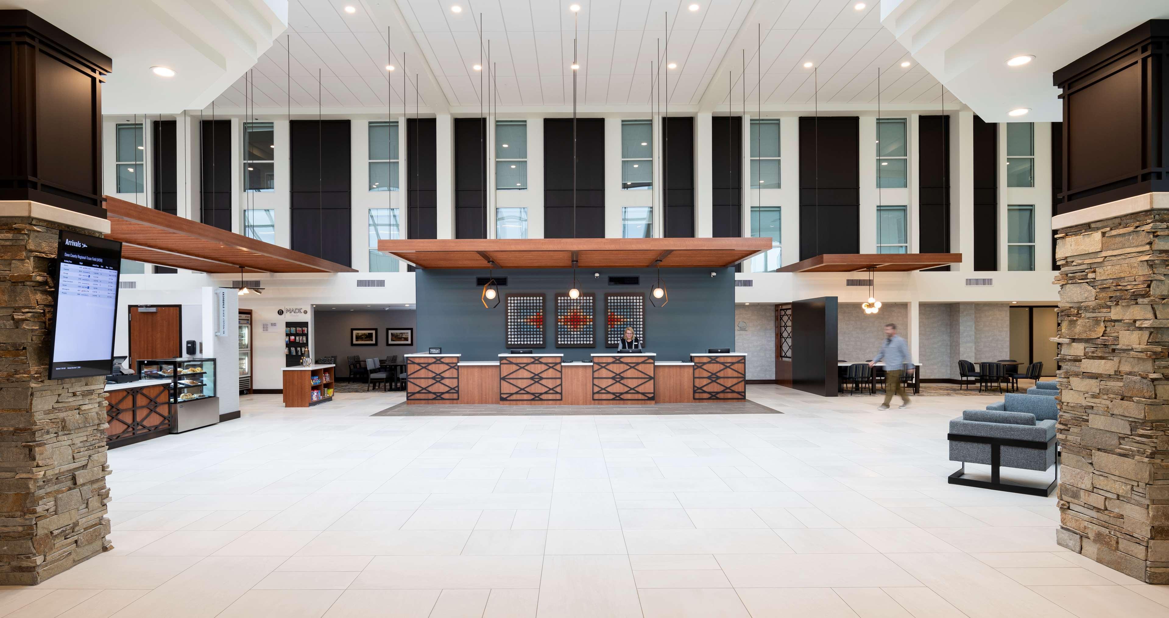 Doubletree By Hilton Madison East Hotel Bagian luar foto
