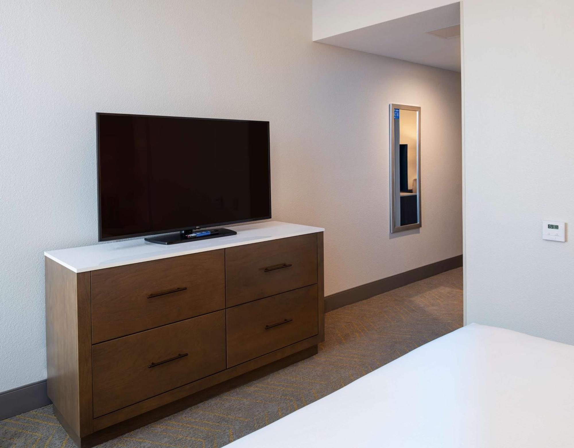 Doubletree By Hilton Madison East Hotel Bagian luar foto