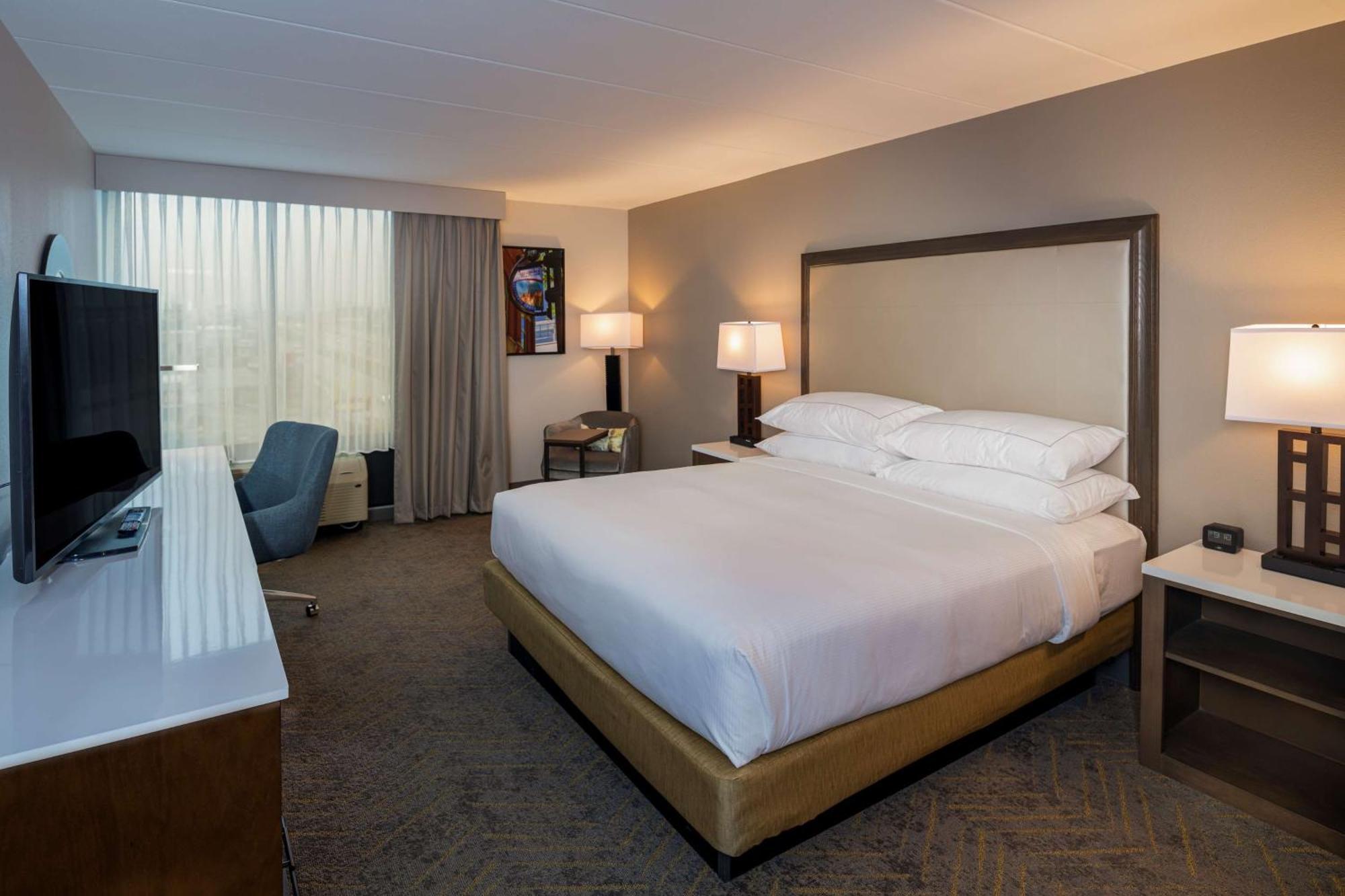 Doubletree By Hilton Madison East Hotel Bagian luar foto
