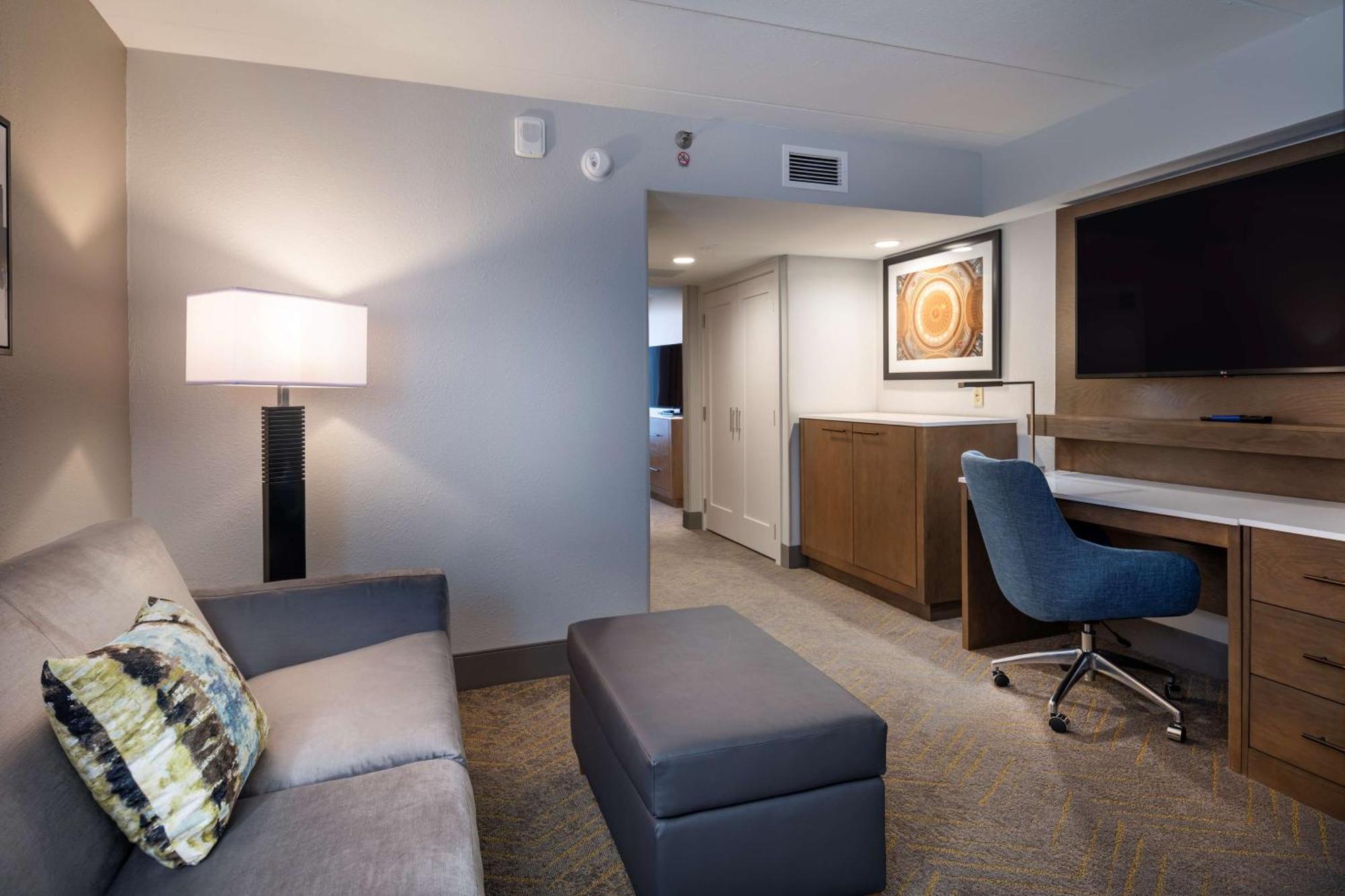 Doubletree By Hilton Madison East Hotel Bagian luar foto