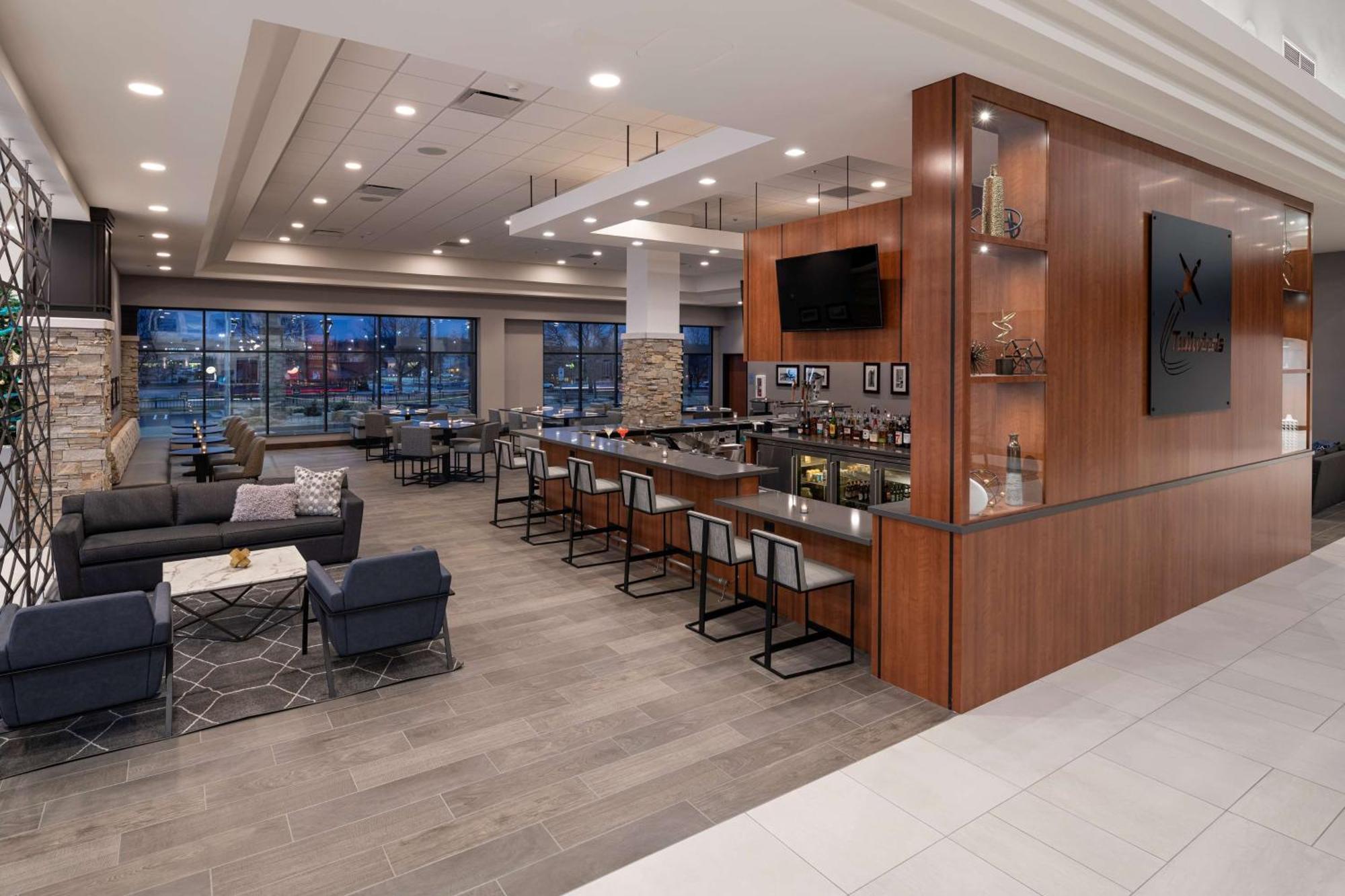 Doubletree By Hilton Madison East Hotel Bagian luar foto