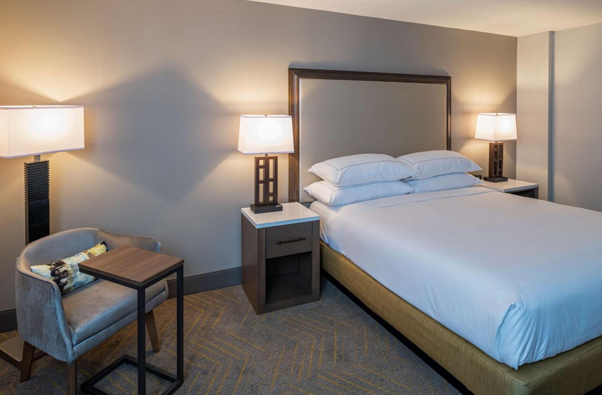 Doubletree By Hilton Madison East Hotel Bagian luar foto