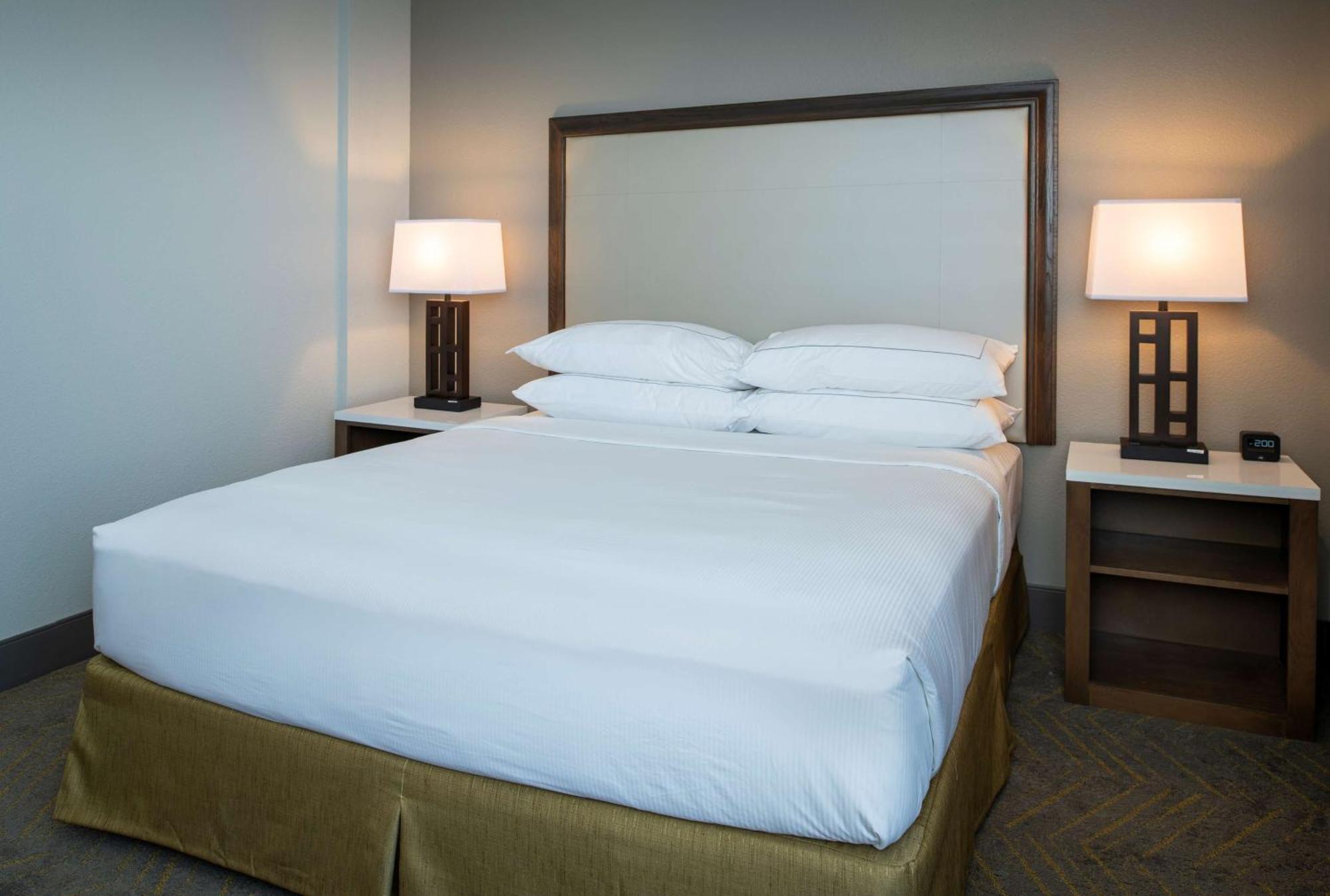 Doubletree By Hilton Madison East Hotel Bagian luar foto
