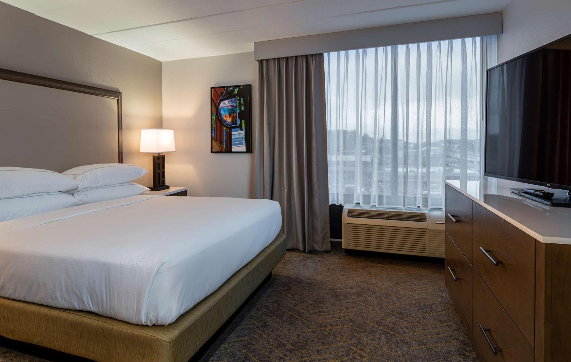 Doubletree By Hilton Madison East Hotel Bagian luar foto