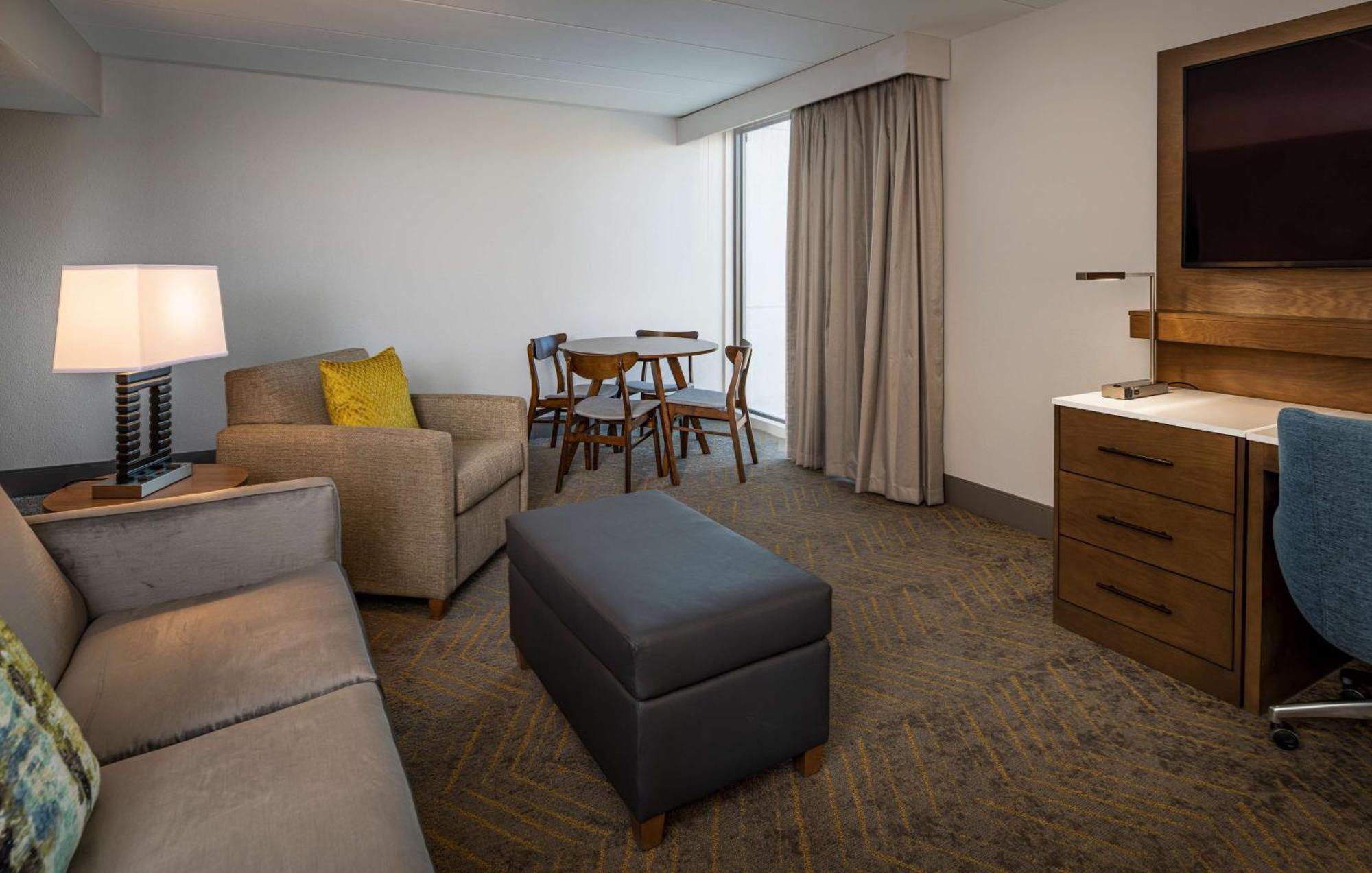 Doubletree By Hilton Madison East Hotel Bagian luar foto