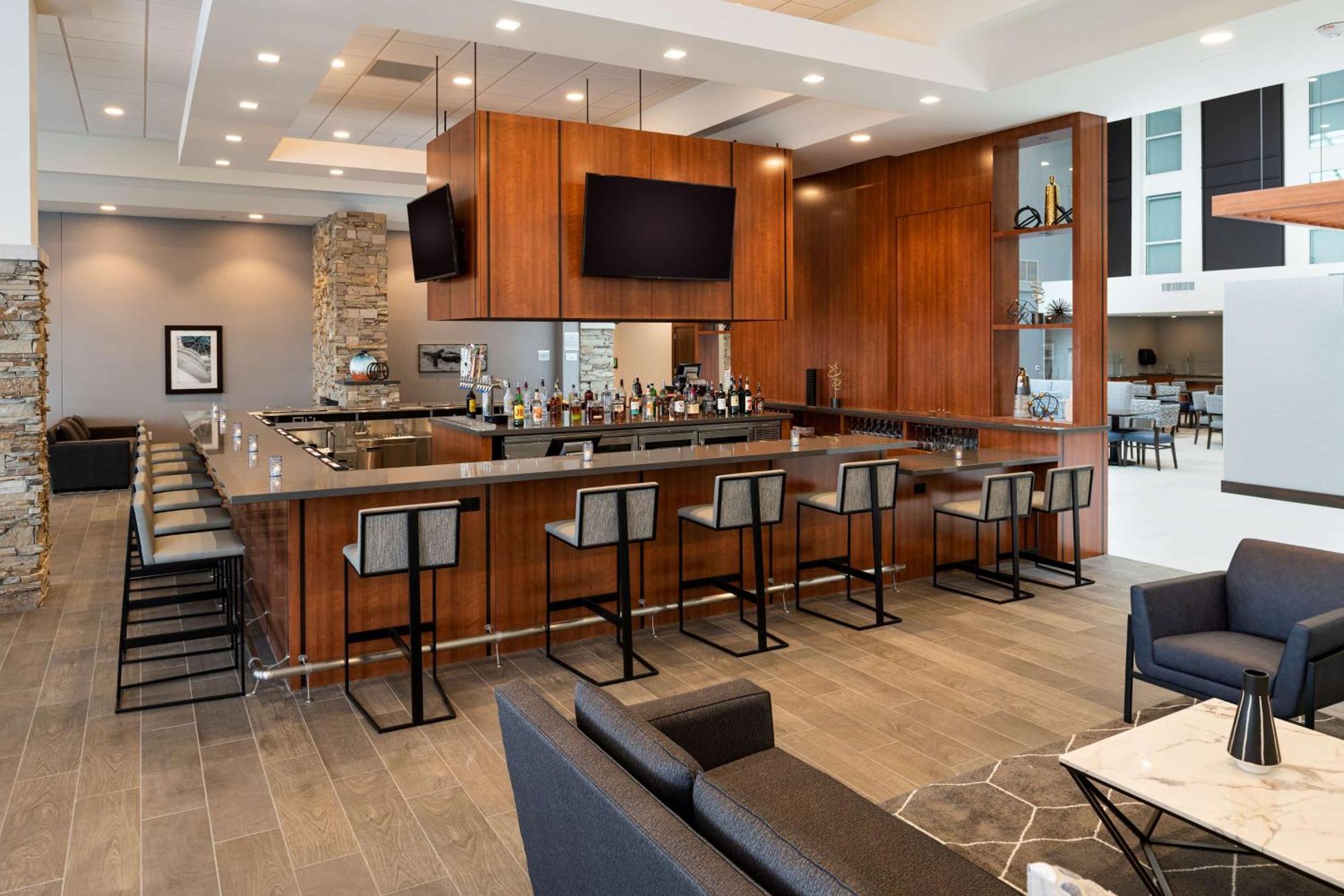Doubletree By Hilton Madison East Hotel Bagian luar foto