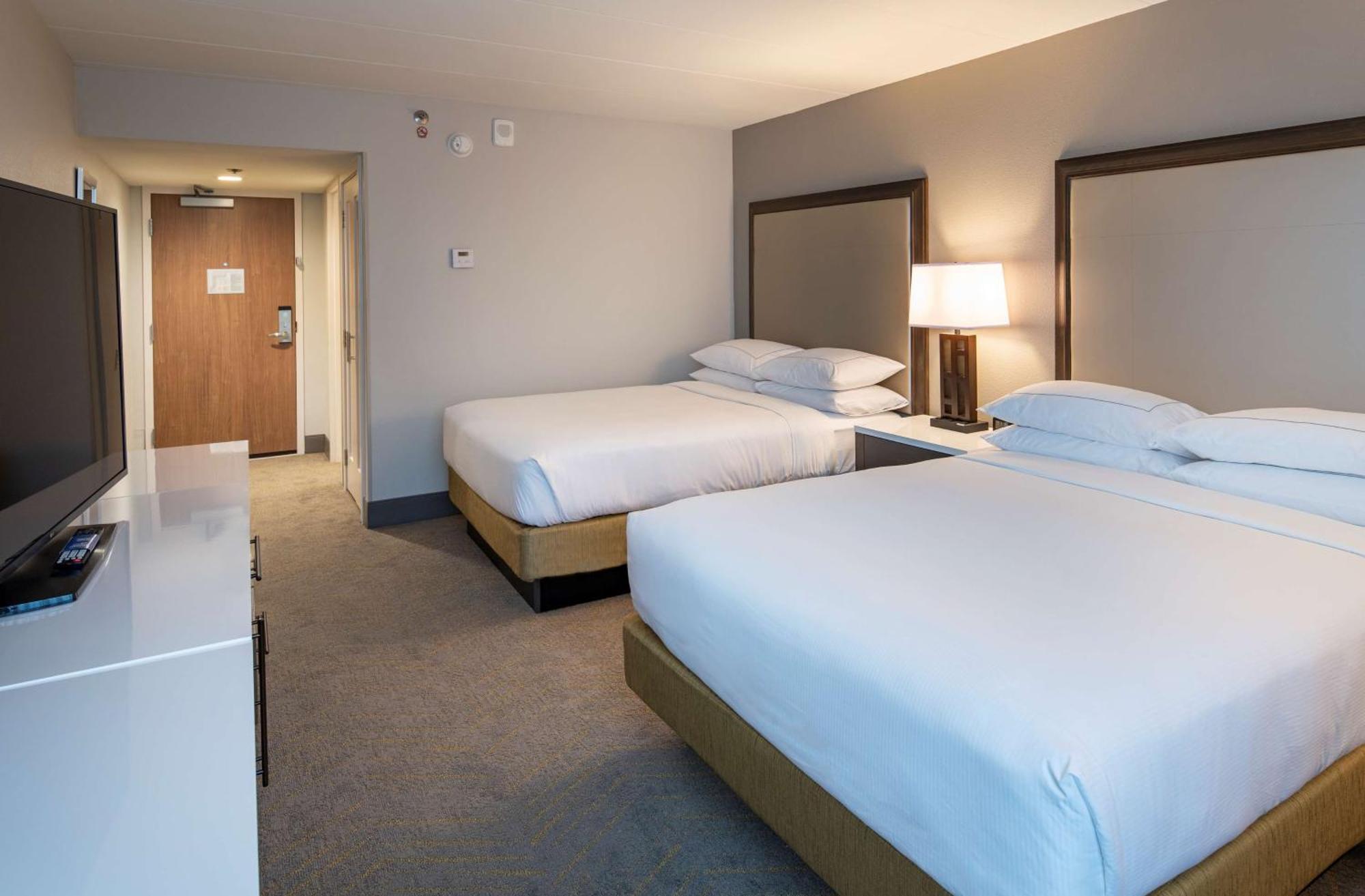 Doubletree By Hilton Madison East Hotel Bagian luar foto