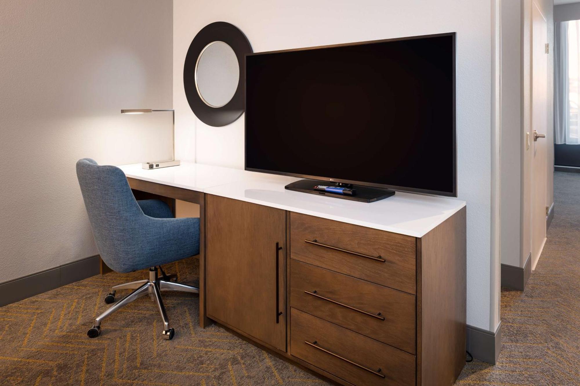Doubletree By Hilton Madison East Hotel Bagian luar foto