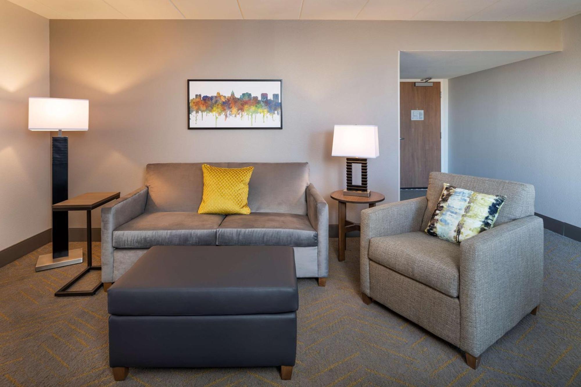 Doubletree By Hilton Madison East Hotel Bagian luar foto