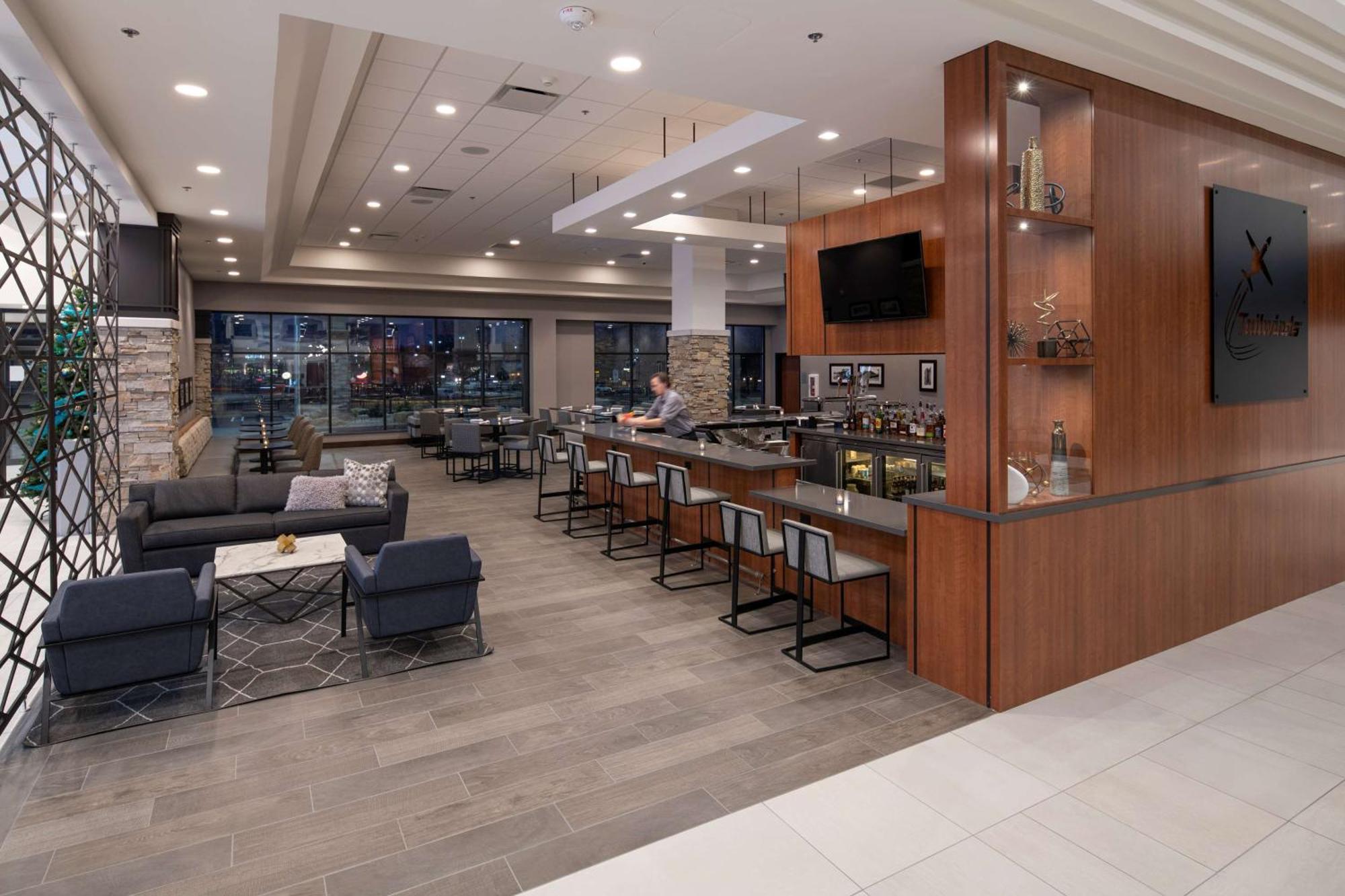 Doubletree By Hilton Madison East Hotel Bagian luar foto