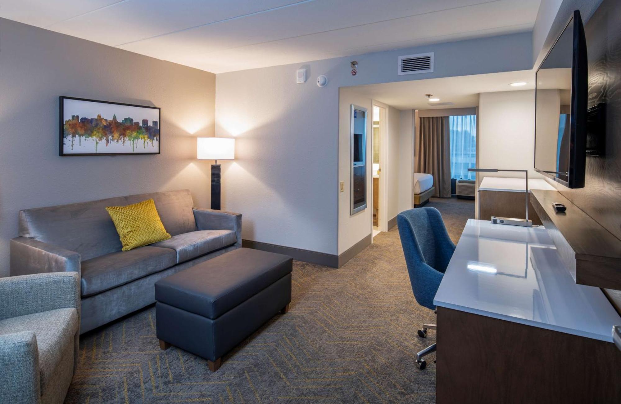 Doubletree By Hilton Madison East Hotel Bagian luar foto