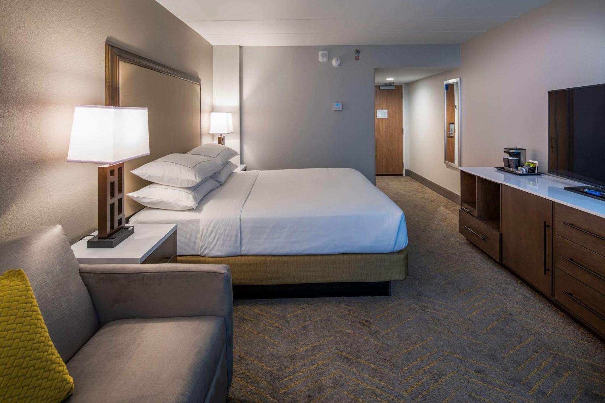 Doubletree By Hilton Madison East Hotel Bagian luar foto