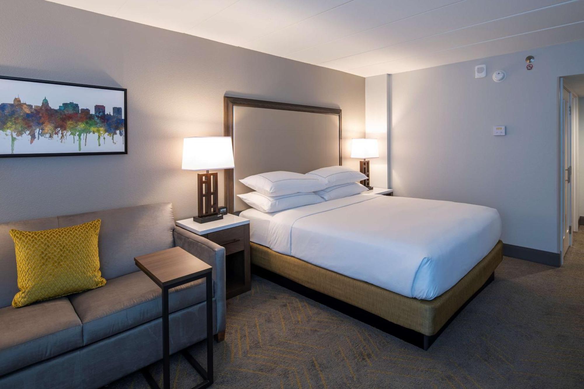 Doubletree By Hilton Madison East Hotel Bagian luar foto