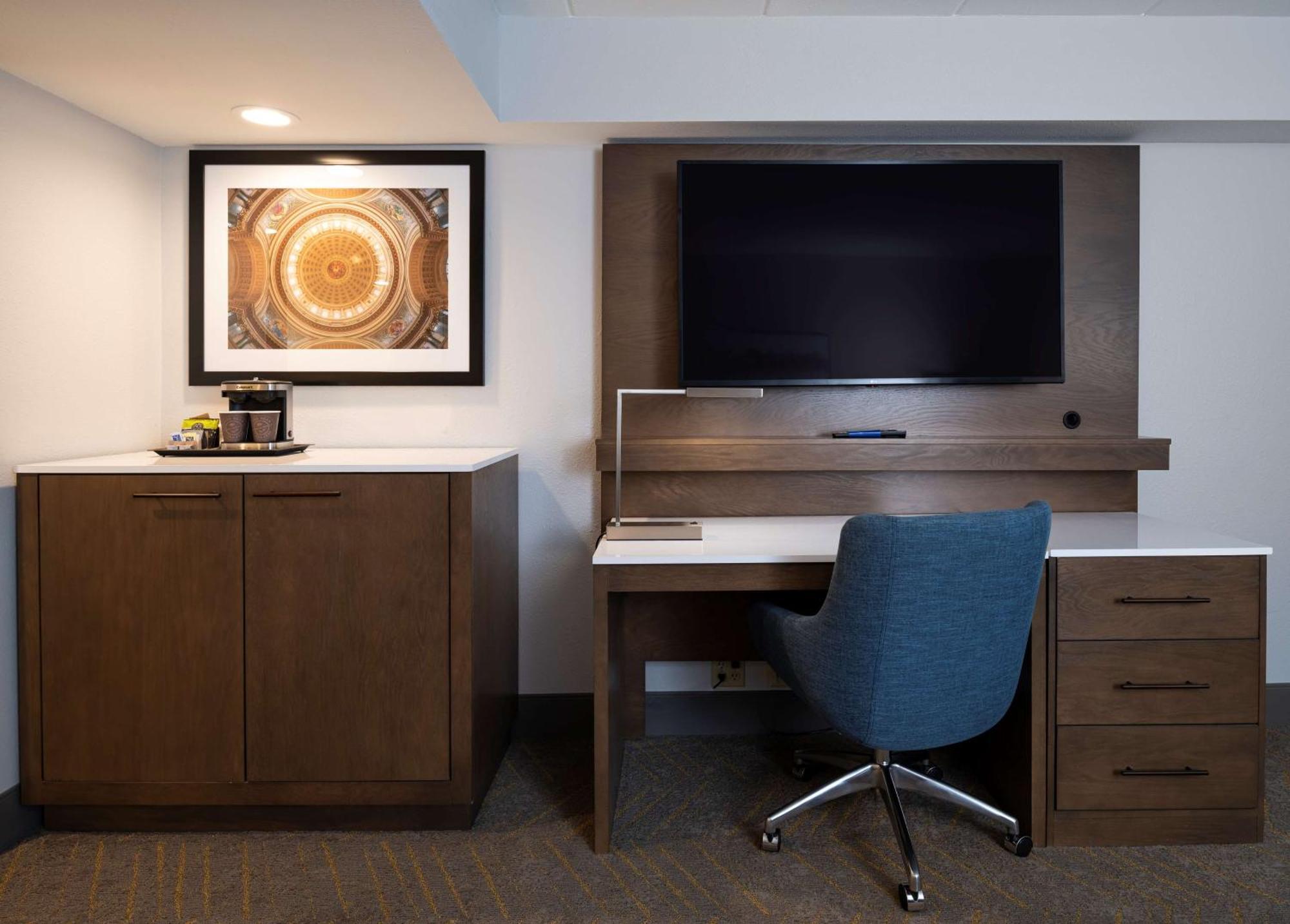 Doubletree By Hilton Madison East Hotel Bagian luar foto