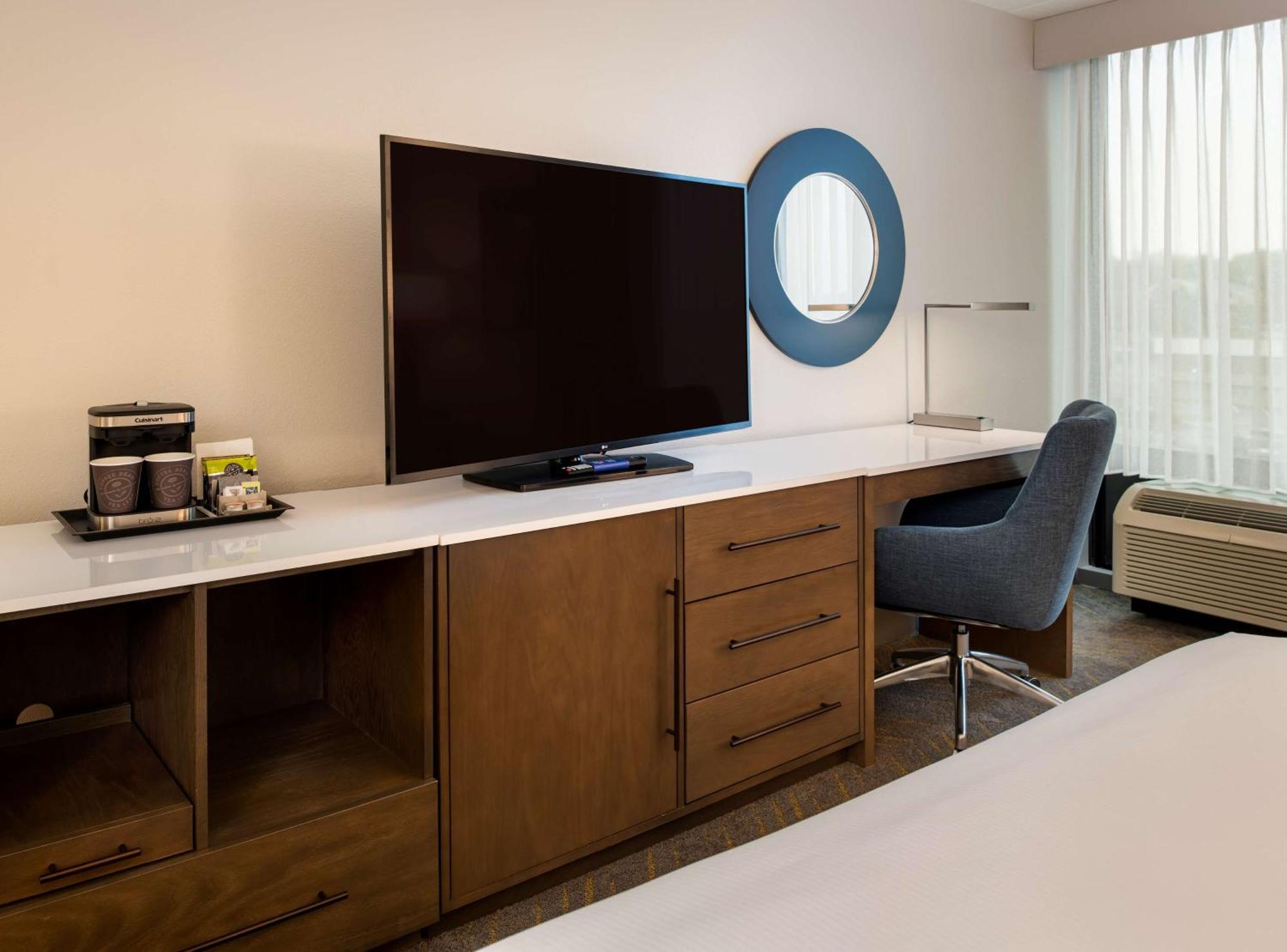 Doubletree By Hilton Madison East Hotel Bagian luar foto