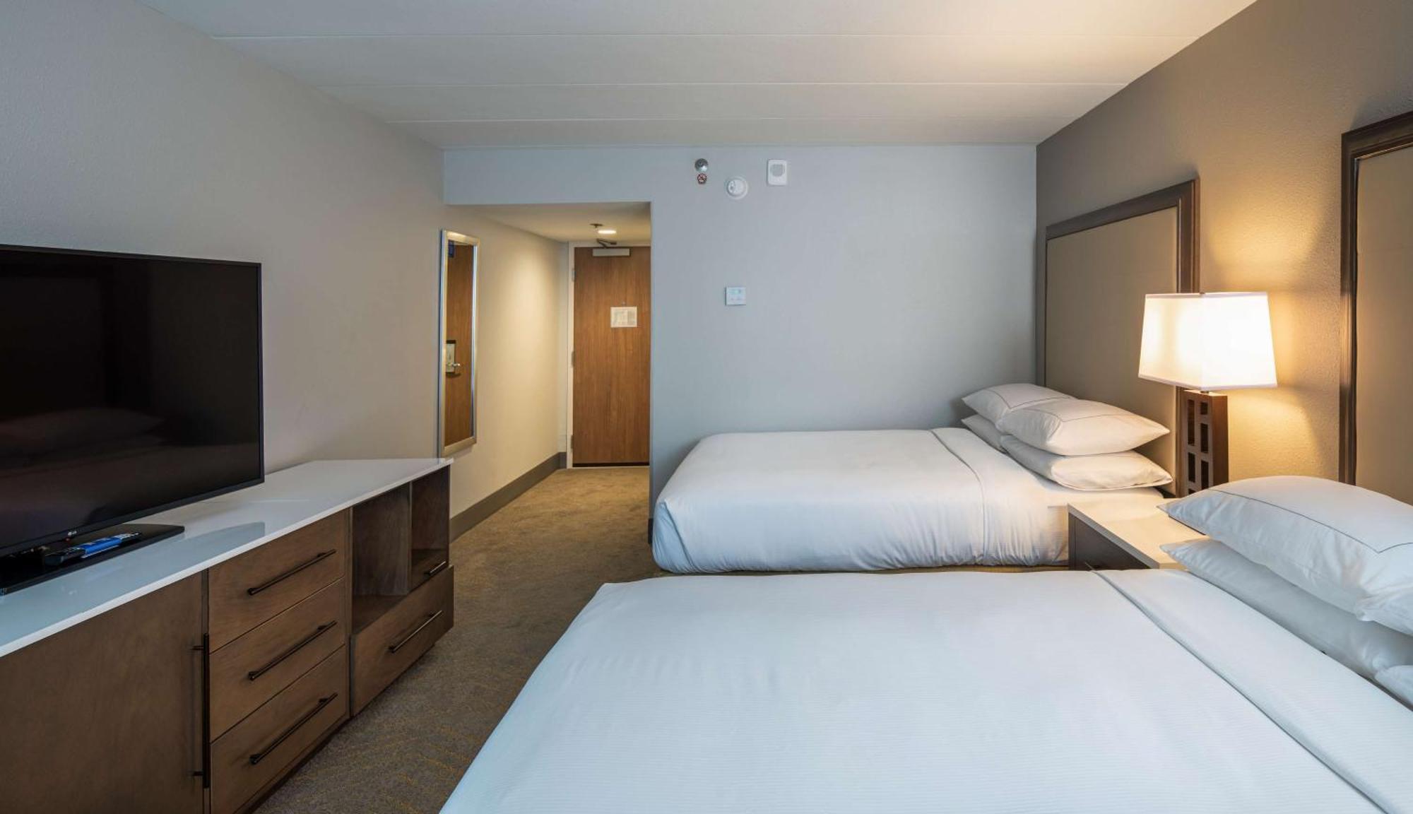 Doubletree By Hilton Madison East Hotel Bagian luar foto