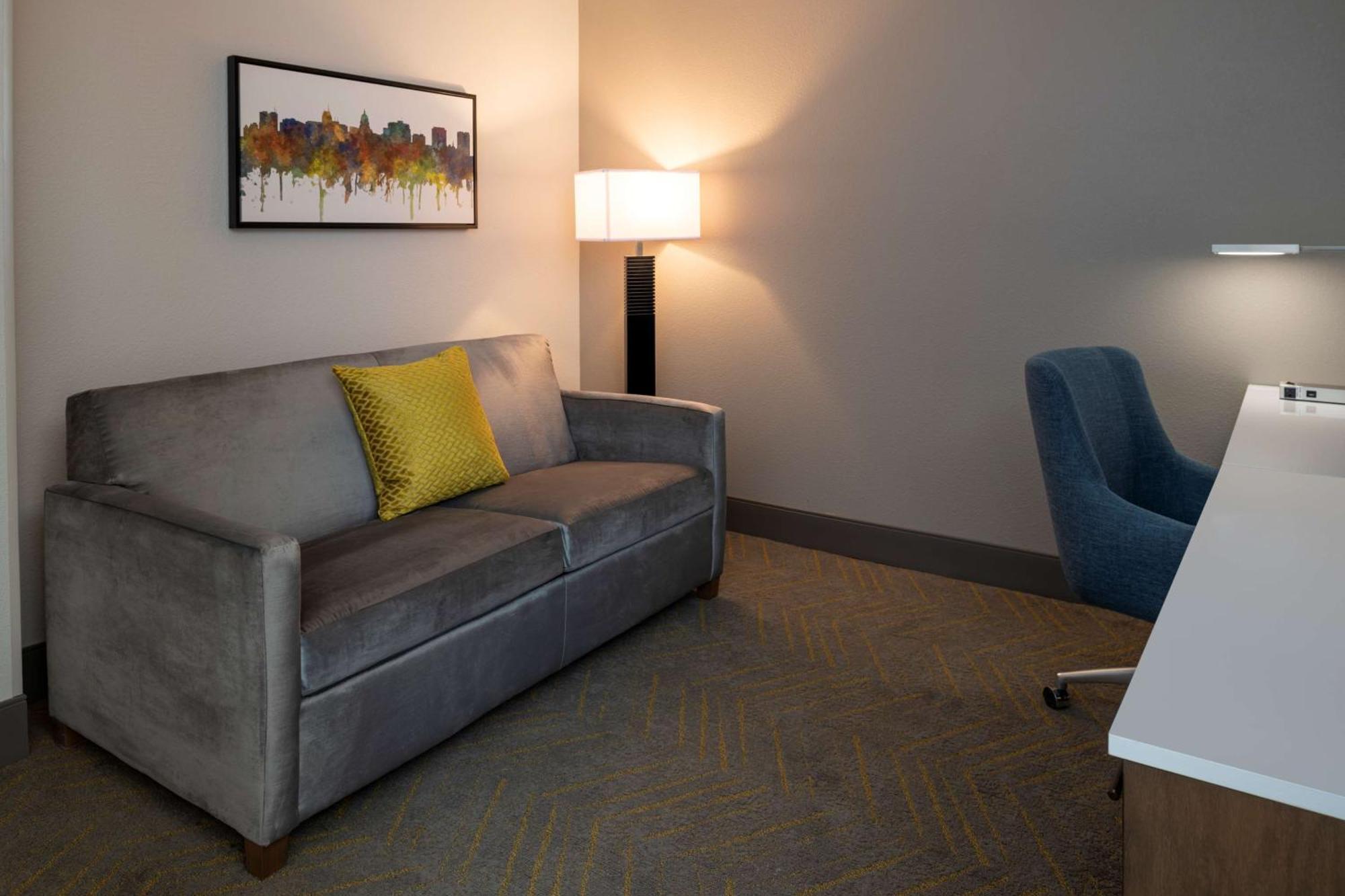 Doubletree By Hilton Madison East Hotel Bagian luar foto