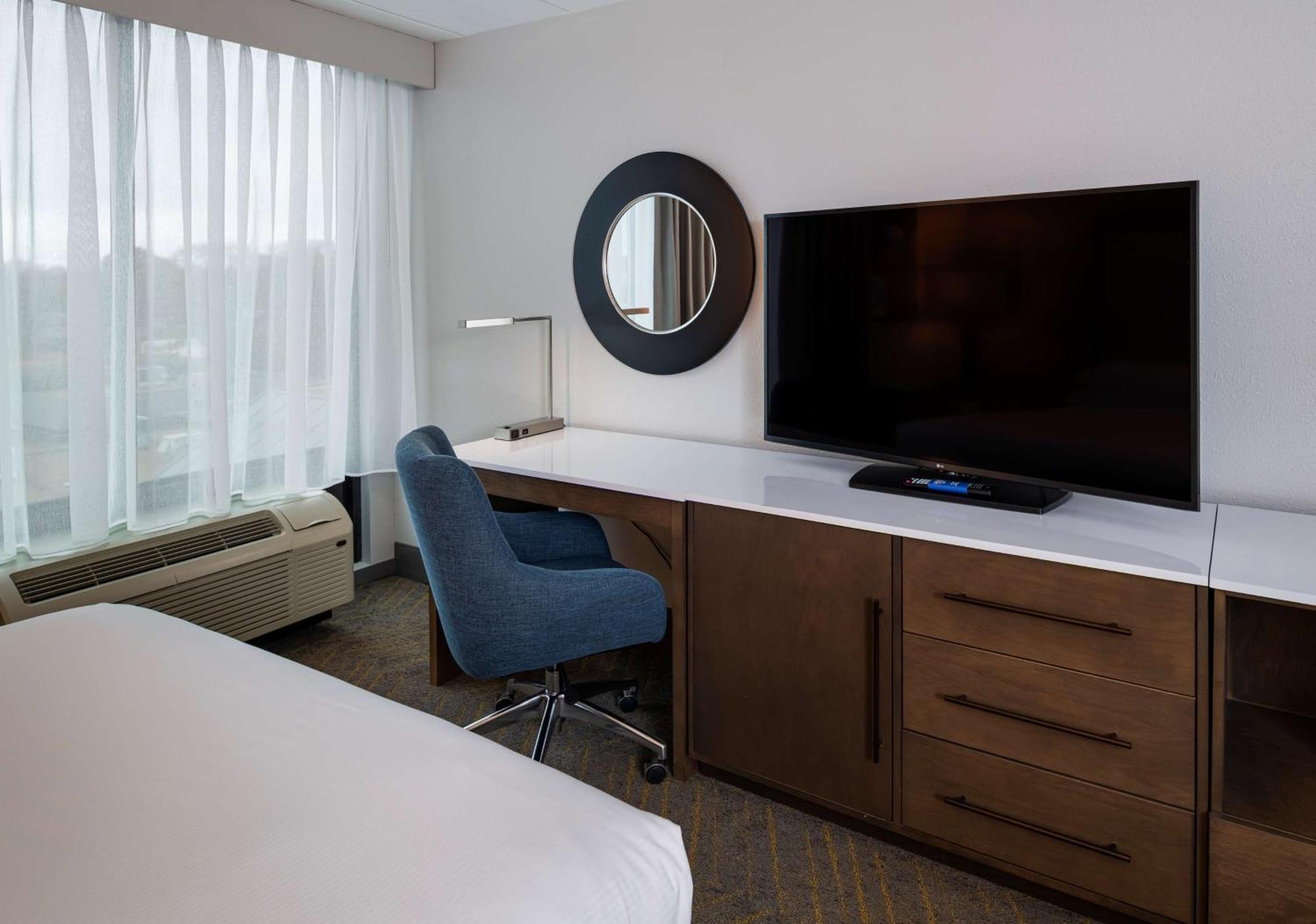 Doubletree By Hilton Madison East Hotel Bagian luar foto