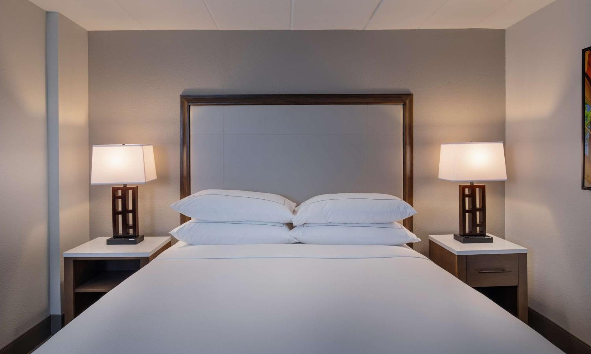 Doubletree By Hilton Madison East Hotel Bagian luar foto