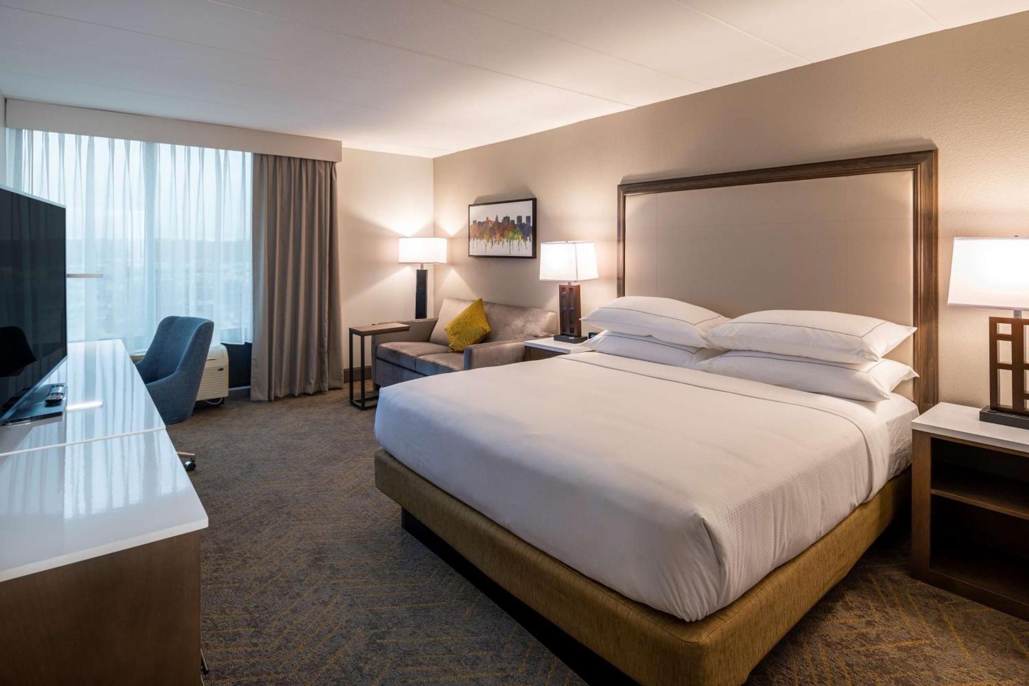 Doubletree By Hilton Madison East Hotel Bagian luar foto