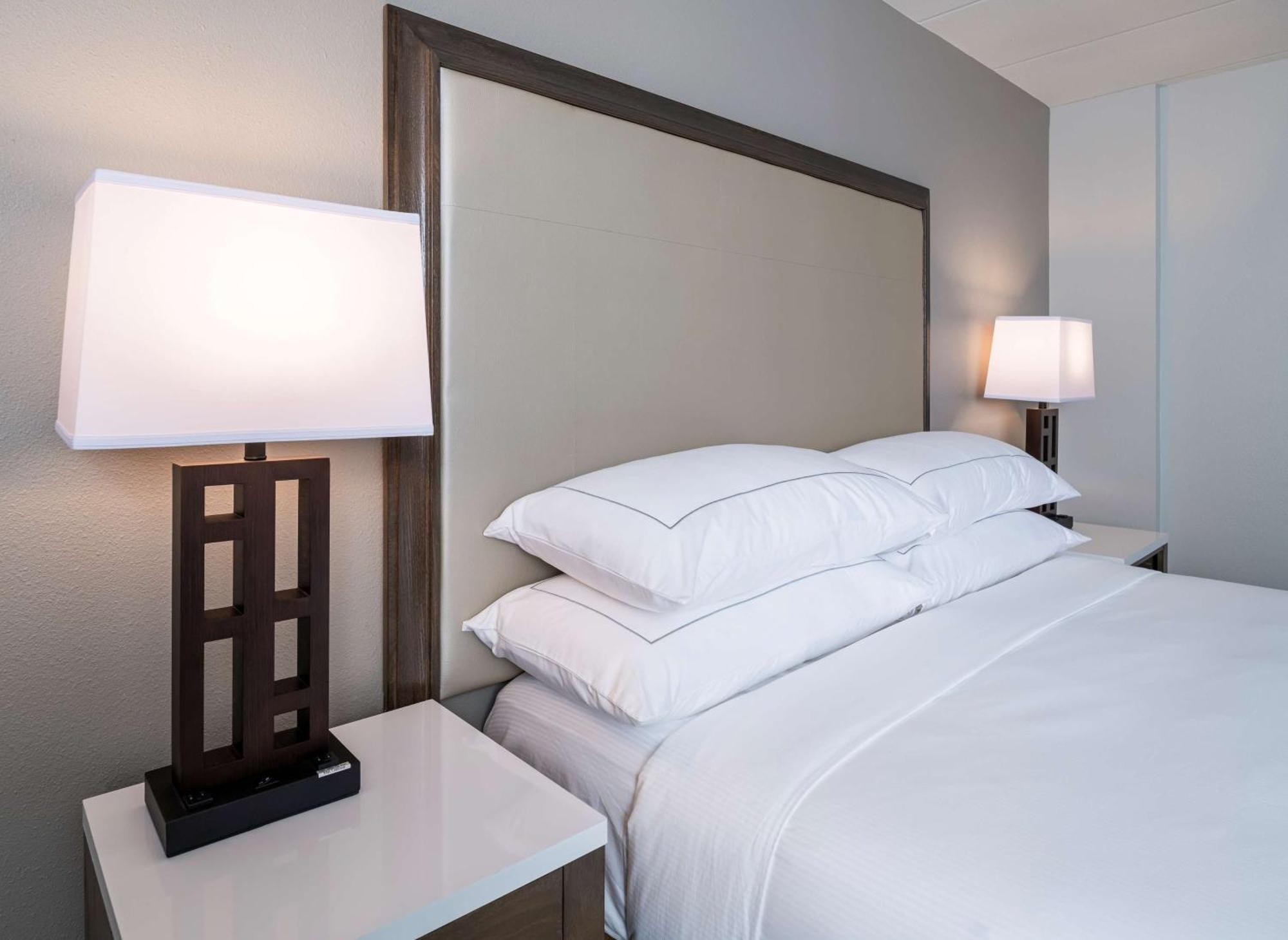 Doubletree By Hilton Madison East Hotel Bagian luar foto