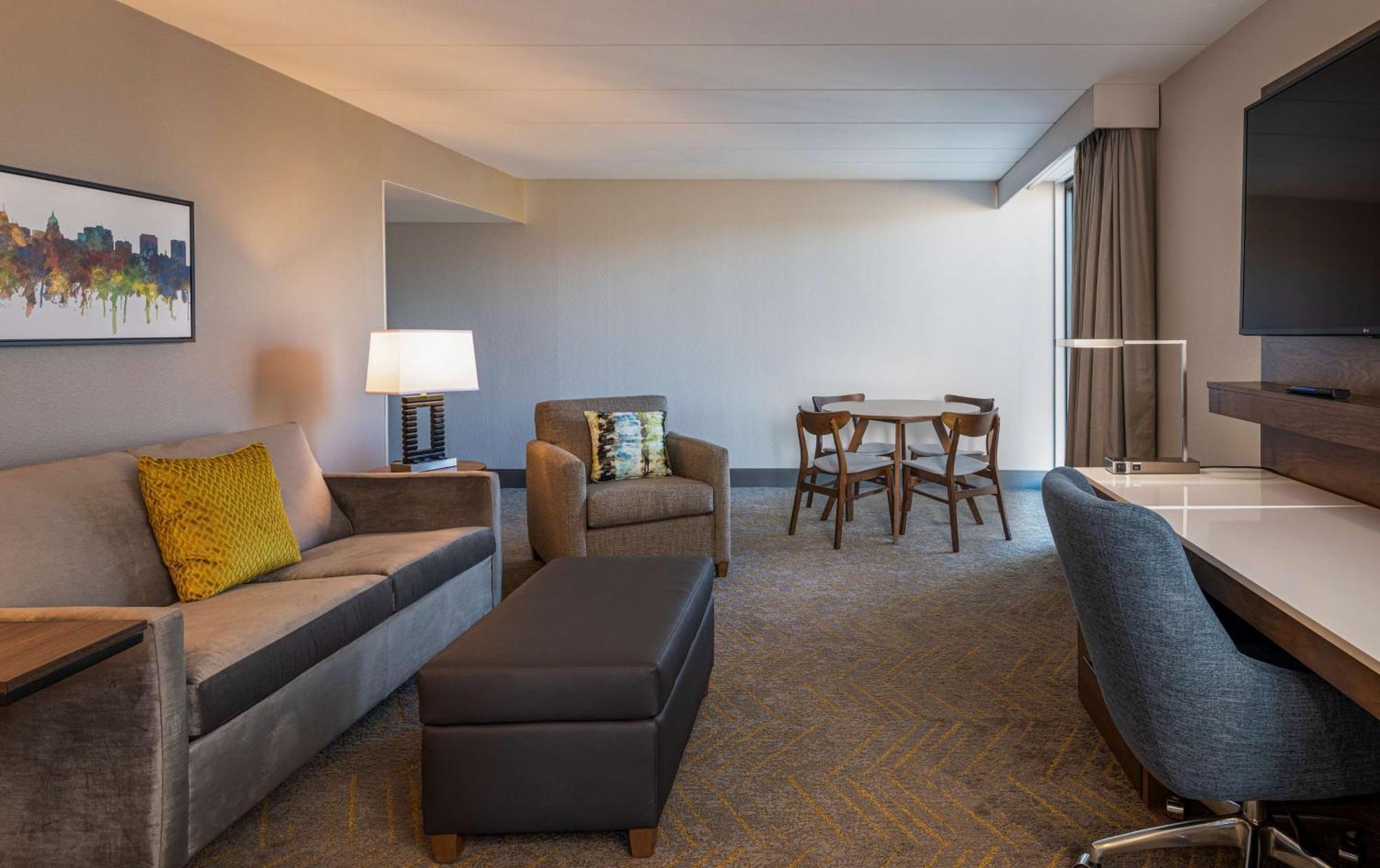 Doubletree By Hilton Madison East Hotel Bagian luar foto