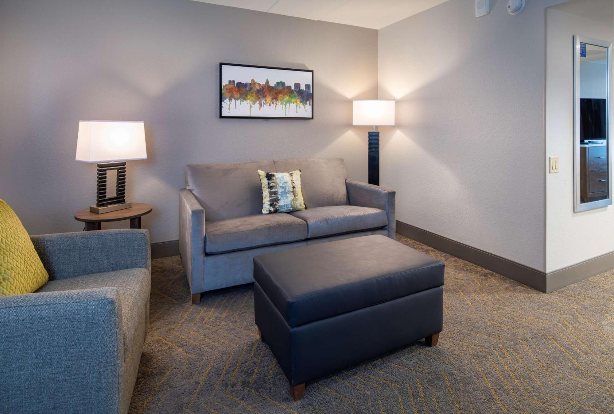 Doubletree By Hilton Madison East Hotel Bagian luar foto