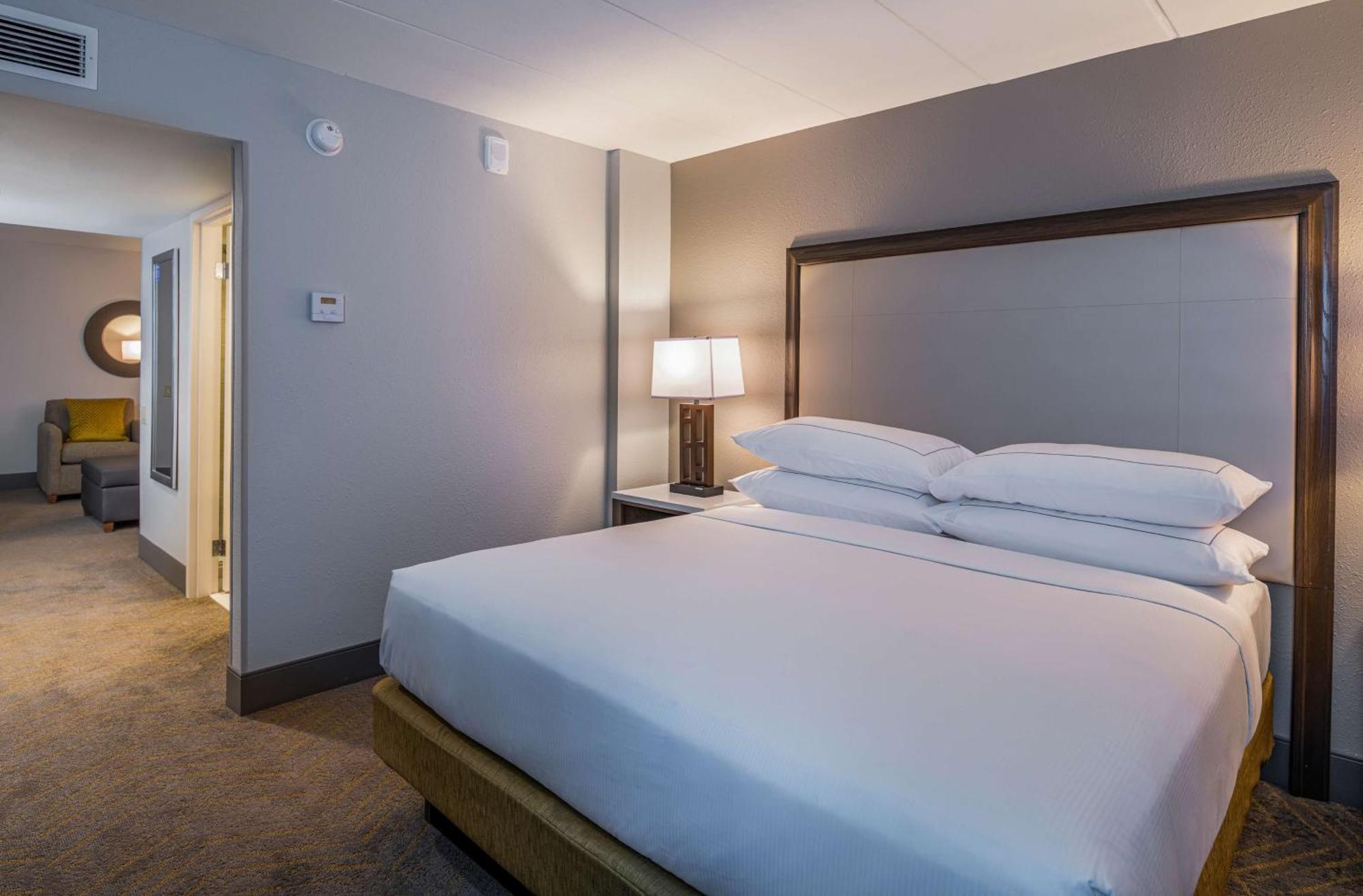 Doubletree By Hilton Madison East Hotel Bagian luar foto