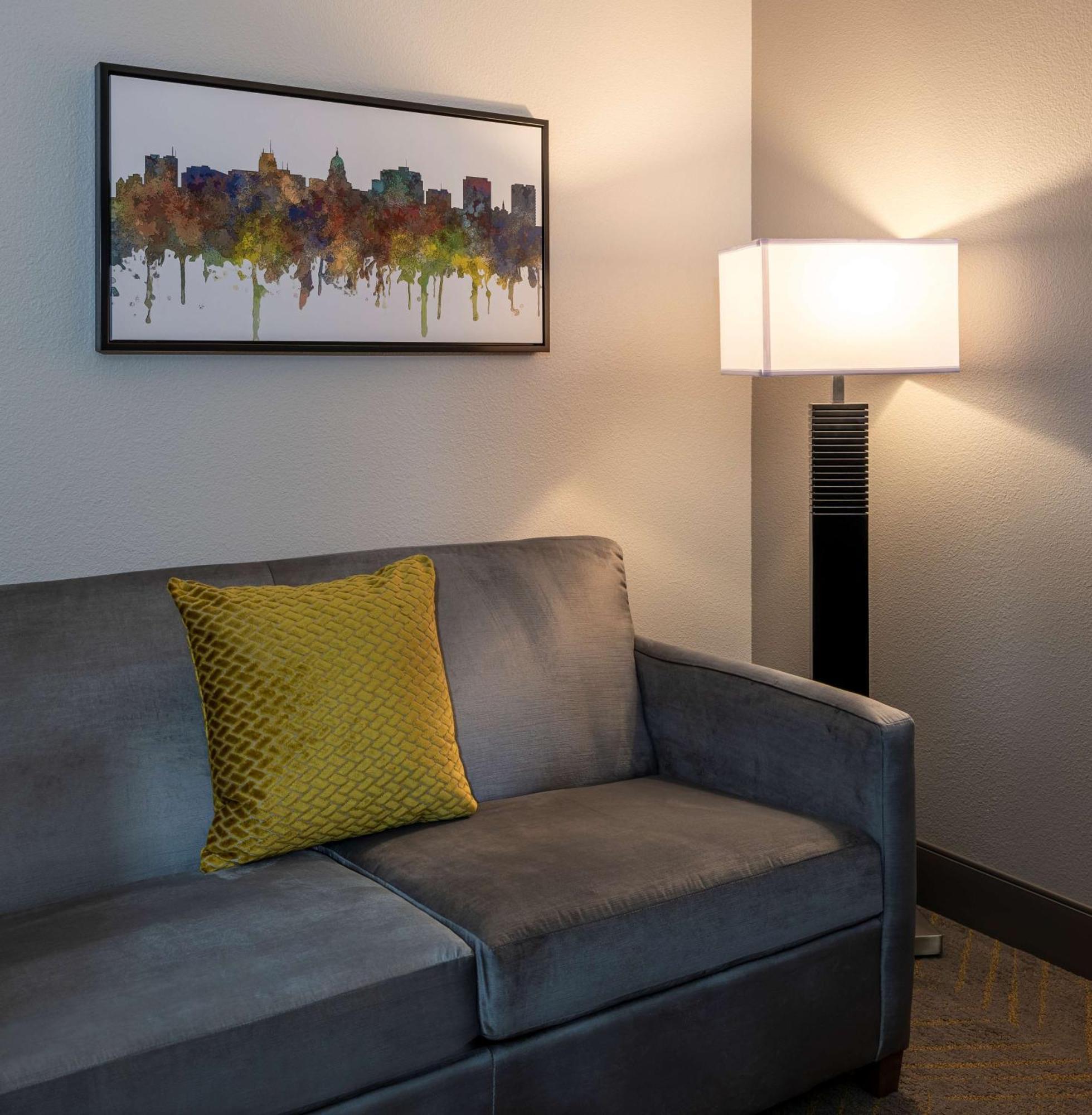 Doubletree By Hilton Madison East Hotel Bagian luar foto