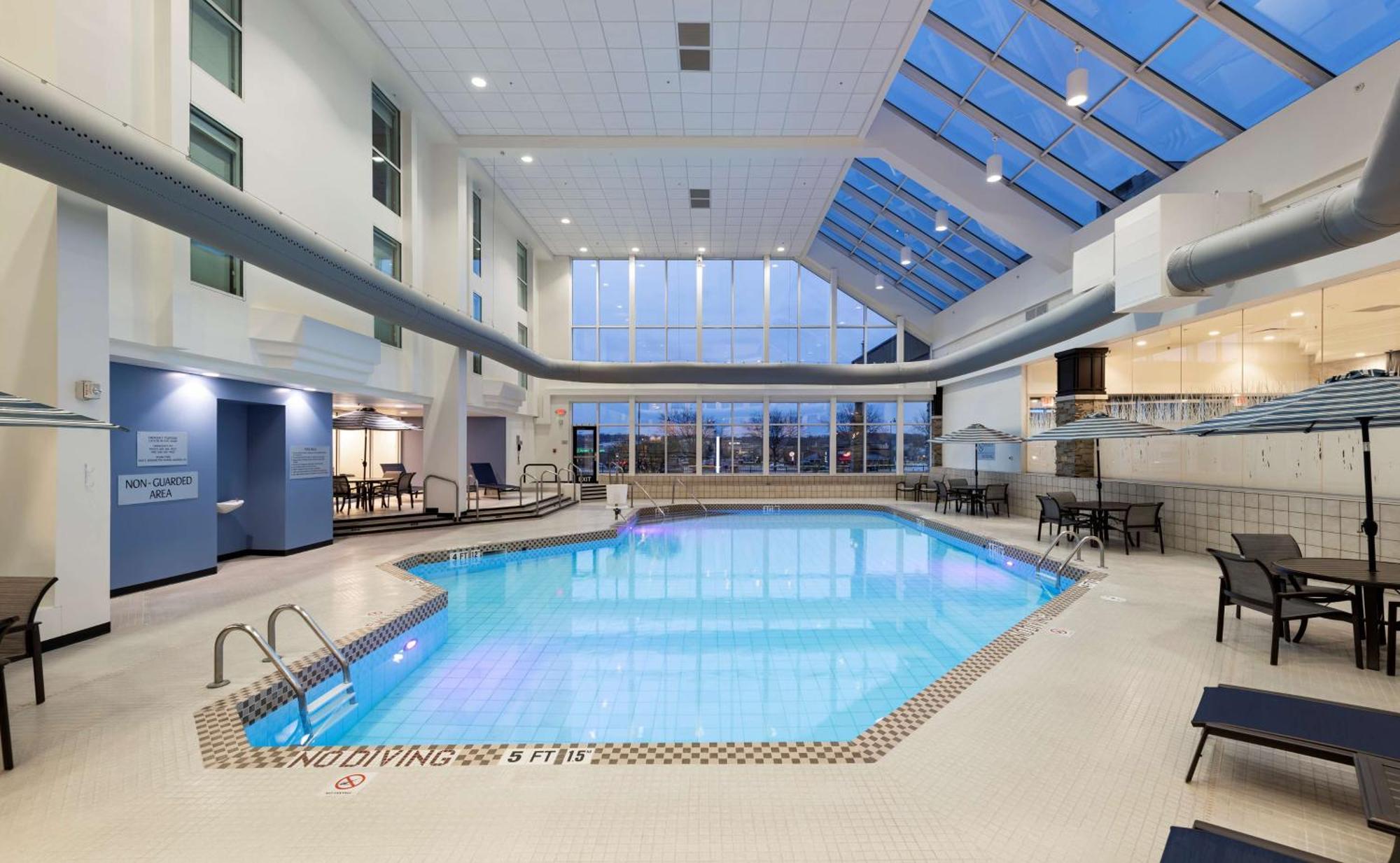 Doubletree By Hilton Madison East Hotel Bagian luar foto