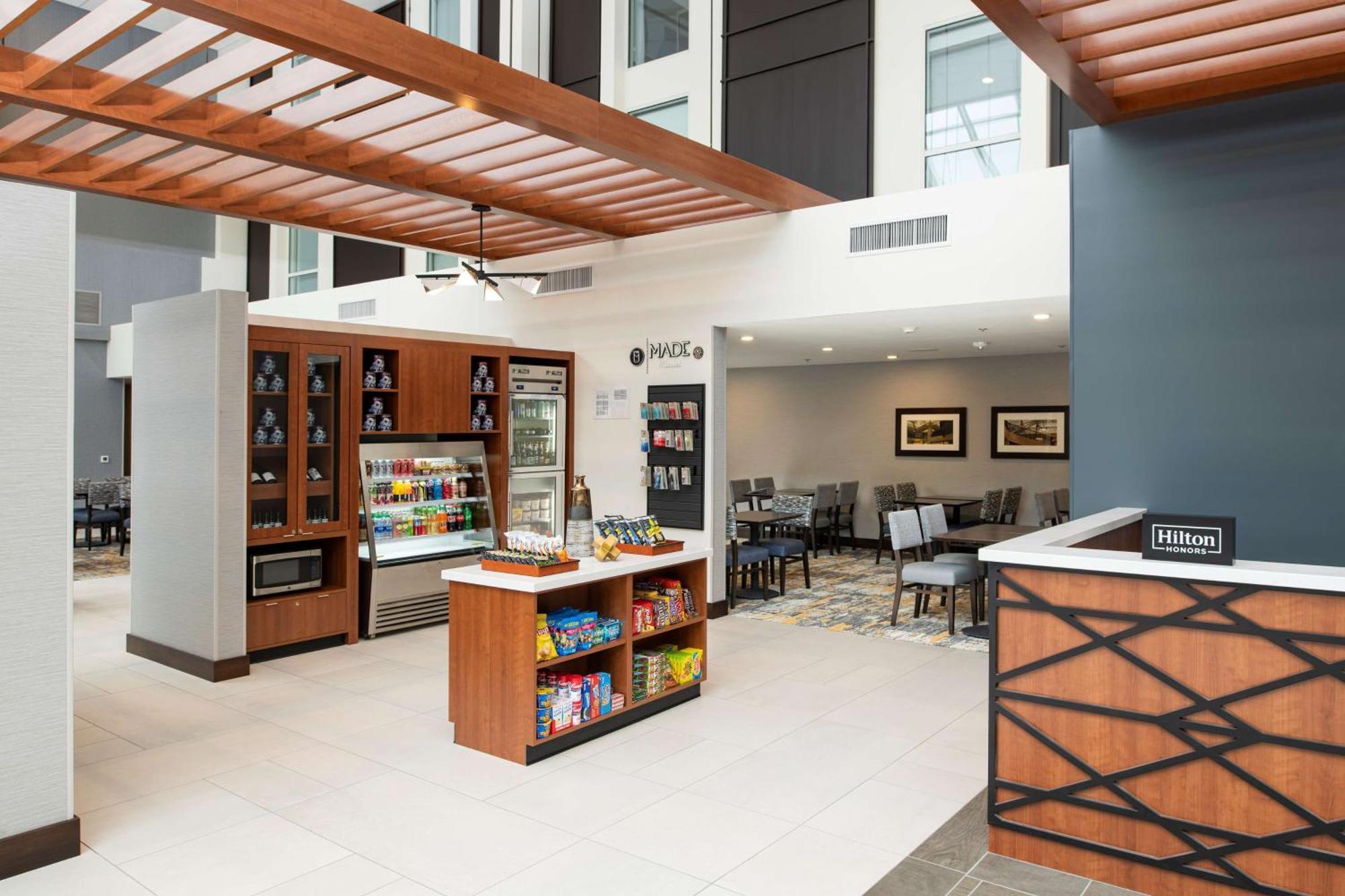 Doubletree By Hilton Madison East Hotel Bagian luar foto
